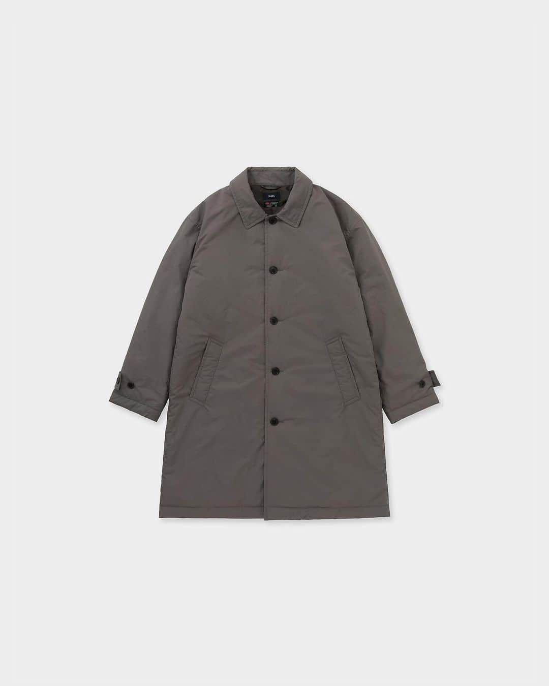 SHIPSさんのインスタグラム写真 - (SHIPSInstagram)「RECOMMENDED ITEM  THINSULATE PADDED  COAT ¥35,970(inc. tax) 114-15-0498  size：S / M / L / XL color：C.GRAY / NAVY / KHAKI / BLACK 取り扱い店舗：SHIPS MEN取り扱い店全店  オンオフ問わず着られるベーシックなステンカラーコート。Thinsulateシリーズで最も丈が長いため、保温性も高く、ビジネス・カジュアルにも合わせられる最も汎用性が高い1着。  〈THINSULATE／WATER RESISTANT〉  「薄くて暖かい」をコンセプトに3M社が開発した高機能素材です。 羽毛の先とほぼ同じ太さのマイクロファイバーと、厚さを保つためのポリエステルファイバーで構成。 複雑に絡み合った微細な繊維の間に、大量のデッドエア(動かない空気)を封じ込めます。 薄くても高い保温性・断熱性を発揮。  また、"WATER RESISTANT"のネーミングの通り、繊維に疎水性の加工が施されています。 吸水性が1%以下、水気や湿気の多い場所でも断熱性が損なわれません。 不必要な重さを感じることなく、乾燥性にも優れた中綿となっております。  #ships #shipsmen #THINSULATE #jacket #23fw #holiday #shipshappyholidays #シップス #シップスメン #シンサレート #ジャケット #中綿ジャケット #コート #パーカ #ホリデー @ships_official」12月3日 11時43分 - ships_official