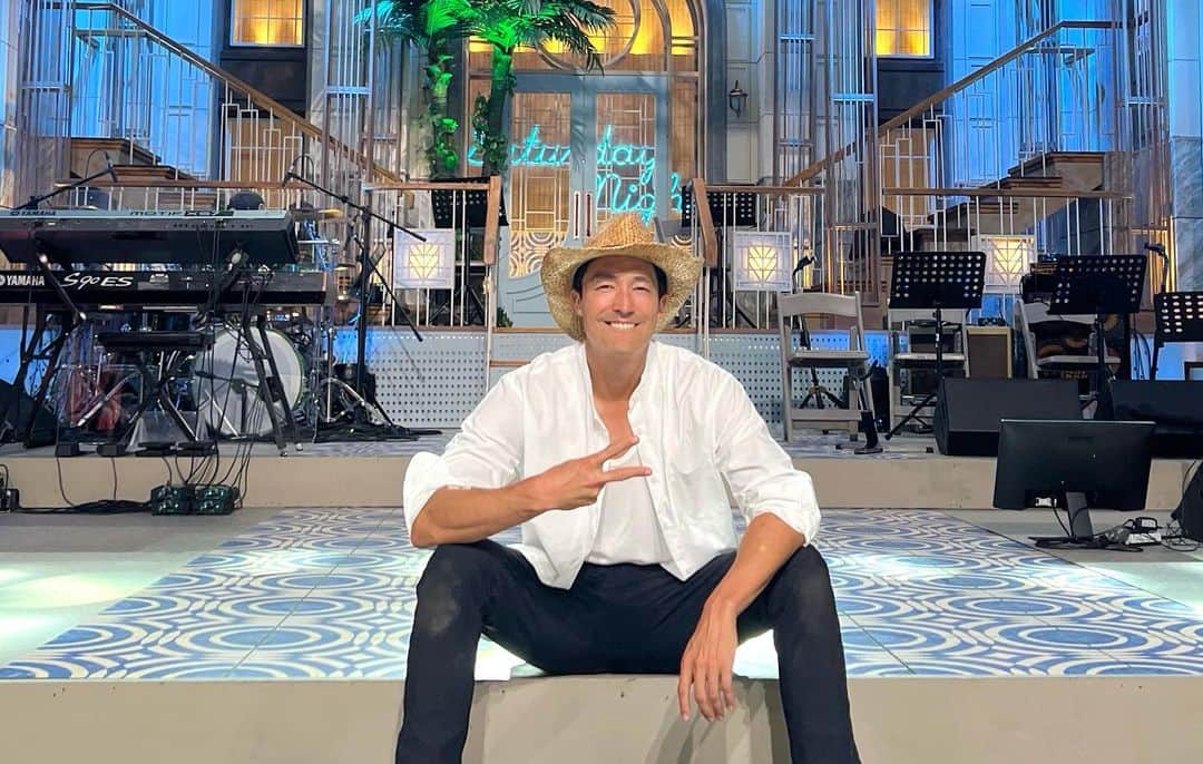 ダニエル・ヘニーのインスタグラム：「Was an HONOR to host the season finale of SNL Korea…a dream come true..let’s do it again next year!! “SNL 코리아 시즌4의 피날레를 호스트하게 되어 영광이었습니다. #꿈은이루어진다 다음 시즌에도 let’s go! “」
