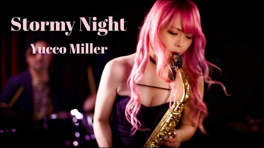 ユッコ・ミラーのインスタグラム：「ユッコ・ミラーの新曲「Stormy Night」のMVがYouTubeで10万回再生を突破しました🎶 まだ見てない方はぜひYouTubeをご覧ください🩷  #ユッコミラー #サックス #yuccomiller #유코밀러 #saxophone #sax #saxophoneplayer  #saxophonist #색소폰 #femalesaxophonist  #femalesaxplayer  #jazz #YouTube #YouTuber #pinkhair」