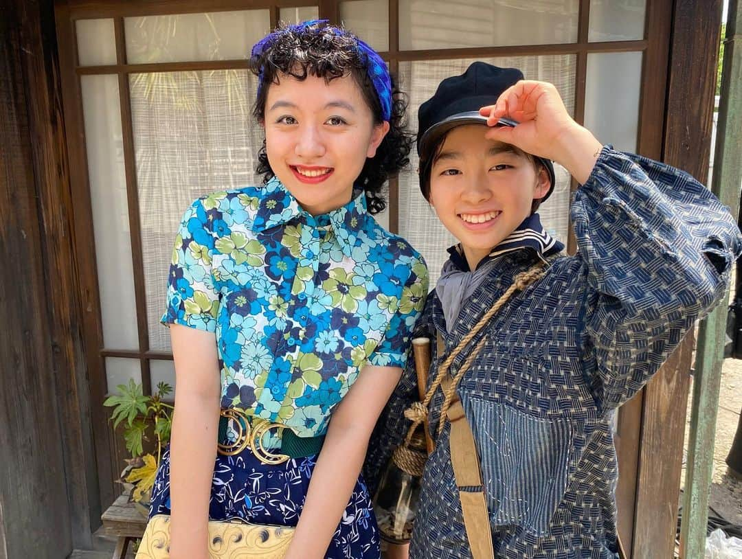 村山輝星のインスタグラム：「📣 あと1週間です！！！！！  今年の8月に放送された NHK特集ドラマ「軍港の子〜よこすかクリーニング1946〜」  2023年12月10日(日)総合 午後4:15から 再放送が決定しております！！  放送はまもなく！ 1週間後に迫っております😳  今回も、きらりと同じ 劇団東俳所属のメンバーと撮ったオフショットをお届け📸  再放送もお楽しみに！！！  #村山輝星 #劇団東俳 #Tプロジェクト #深沢優希 #どよよん #鈴木美里」