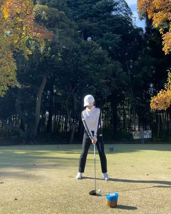 井上莉花のインスタグラム：「. 正面シリーズ🍂 今日は最高のゴルフ日和だねー！みんなゴルフ？  . #名門コーデ #ゴルフ #callawaygolf #CPGgolf #ikuta #garmin  #千代田製作所 #アルク #ゴルフル #エスケー住建 #バイトするならエントリー #ゴルフスイング動画」