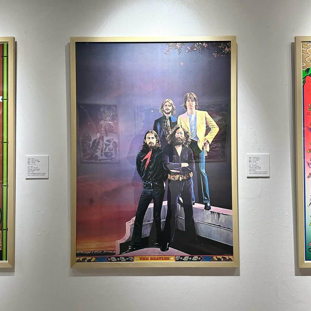 BEAMS JAPANさんのインスタグラム写真 - (BEAMS JAPANInstagram)「【 THE POSTERS OF TADANORI YOKOO 】  作品名 : THE BEATLES サイズ : 1032 × 739 (mm) 技法 : オフセット印刷  制作年 : 1972年 エディション : なし  ￣￣￣￣￣￣￣￣￣￣￣￣￣￣￣￣￣  日本を代表する美術家・横尾忠則がこれまでに手がけたポスター作品を集めた展示を「ビームス ジャパン（新宿）」5F〈B GALLERY〉にて10月27日（金）から12月17日（日）まで、二部にわたって開催します。 今回の展示では、横尾忠則が過去に発表した莫大な数のポスターから、〈B GALLERY〉がセレクトしたポスターを展示・販売（※）致します。  （※）額装の有無（額装を選択の場合別途費用が掛かります。） をお選びいただけます。 展示後のお渡しとなります。   また、本展示を記念して〈B GALLERY〉がオリジナルグッズを豊富にご用意しました。インテリアブランド〈PACIFICA COLLECTIVES（パシフィカ コレクティブス）〉と製作した大型のラグや、パジャマメーカー〈NOWHAW（ノウハウ）〉が生地からオリジナルで製作したパジャマやガウン、クッションカバーをはじめ、トランプ、手ぬぐいなどの雑貨まで幅広くラインナップ。〈NEW ERA（ニューエラ）〉の帽子や〈PORTER（ポーター）〉のバッグ、〈Klean Kanteen（クリーンカンティーン）〉のステンレス製ウォーターボトルなど〈B GALLERY〉ならではのコラボレーションアイテムも順次予約販売を行います。   今回、BEAMSのサーフ&スケートのバイヤーである加藤忠幸が手がけるブランド〈SSZ（エス エス ズィー）〉とのコラボレーションも実現。加藤が横尾忠則の大ファンであることから製作が叶った、横尾忠則のアートを施したセットアップやスケートデッキを展示・順次予約販売します。  実に20年ぶりとなるポスターのみの展示。オリジナルグッズにもご期待ください。※オリジナルグッズ等はBEAMS JAPAN 4F トーキョー カルチャート by ビームスにて販売しております。  ●開催期間 2023年10月27日（金）〜 12月17日（日) ※11月20日（月）・21日（火）は作品入れ替えの為休廊。  ●開催店舗 ビームス ジャパン（新宿）5F 『 B GALLERY』  ○横尾忠則 美術家。1936年兵庫県生まれ。72年ニューヨーク近代美術館で個展。その後もパリ、ヴェネツィア、サンパウロなど各国のビエンナーレに出品し、ステデリック美術館（アムステルダム）、カルティエ財団現代美術館（パリ）、ロシア国立東洋美術館（モスクワ）など世界各国の美術館で個展を開催。また、東京都現代美術館、京都国立近代美術館、金沢21世紀美術館、国立国際美術館など国内でも相次いで個展を開催し、2012年神戸市に兵庫県立横尾忠則現代美術館、13年香川県に豊島横尾館開館。95年毎日芸術賞、11年旭日小綬章、朝日賞、15年高松宮殿下記念世界文化賞、令和2年度東京都名誉都民顕彰、23年日本芸術院会員。著書に小説『ぶるうらんど』（泉鏡花文学賞）『言葉を離れる』（講談社エッセイ賞）小説『原郷の森』ほか多数。 2023年12月3日（日）まで東京国立博物館 表慶館にて「横尾忠則 寒山百得」展を開催中。  BEAMS JAPAN 5F B GALLERY @b_gallery_official ☎︎03-5368-7309  #beams #beamsjapan #beamsjapan5nd #bgallery #art #横尾忠則 #tadanoriyokoo」12月3日 11時48分 - beams_japan