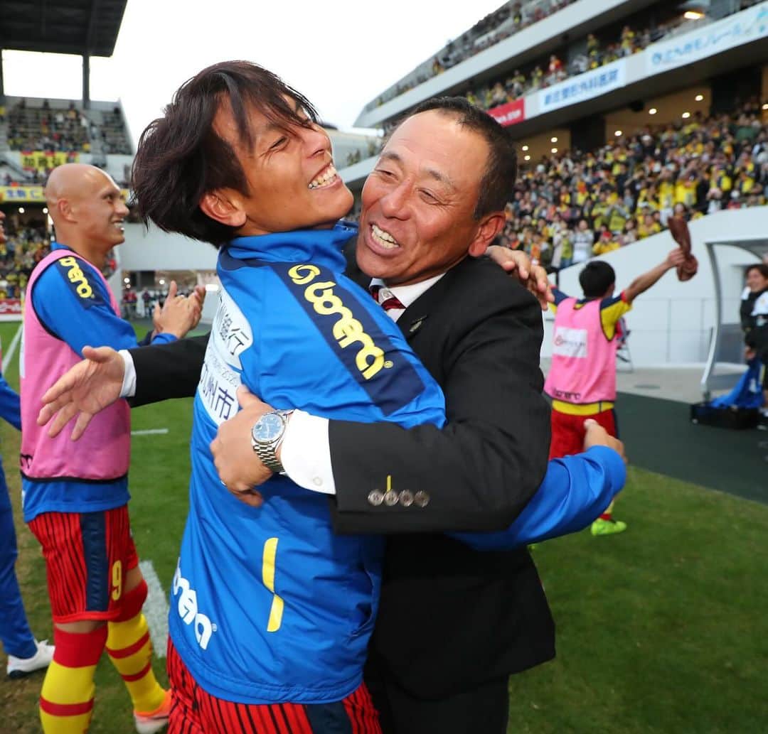 のインスタグラム：「. 小林伸二監督兼スポーツダイレクター。 2019シーズンより5年間、ギラヴァンツ北九州を支えてくださいました。  就任初年度よりＪ3優勝。Ｊ2昇格。 2020シーズンでは勢いのままＪ2リーグ5位と大きな躍進を遂げるシーズンとなりました。 試合をすれば勝てる、そんなアグレッシブで見るものを興奮させてくれるサッカーをしてくださり、多くの夢と興奮を与えてくださいました。  また、スポーツダイレクターとして、チームとクラブ、そしてアカデミーと包括的に携わっていただきました。  アカデミーではU-18の県一部昇格やU-15の県一部2年連続優勝、U-12の設立など下部組織の発展に尽力され、育成型クラブとしての礎を築いて頂きました。  伸二さんのコメントにありました、「素晴らしい経験」は、クラブや街、スポンサー様、ファンサポーターも同じ気持ちを持っていると思います。  伸二さん無しではこの5年間のギラヴァンツ北九州はありませんでした。決して忘れることのできない5年間です。  普段は温厚で優しくユーモア溢れる伸二さんですが、練習や試合で見せる闘将としての姿はとてもかっこよかったです。  本当に、本当に5年間ありがとうございました！  #小林伸二 #ギラヴァンツ北九州」