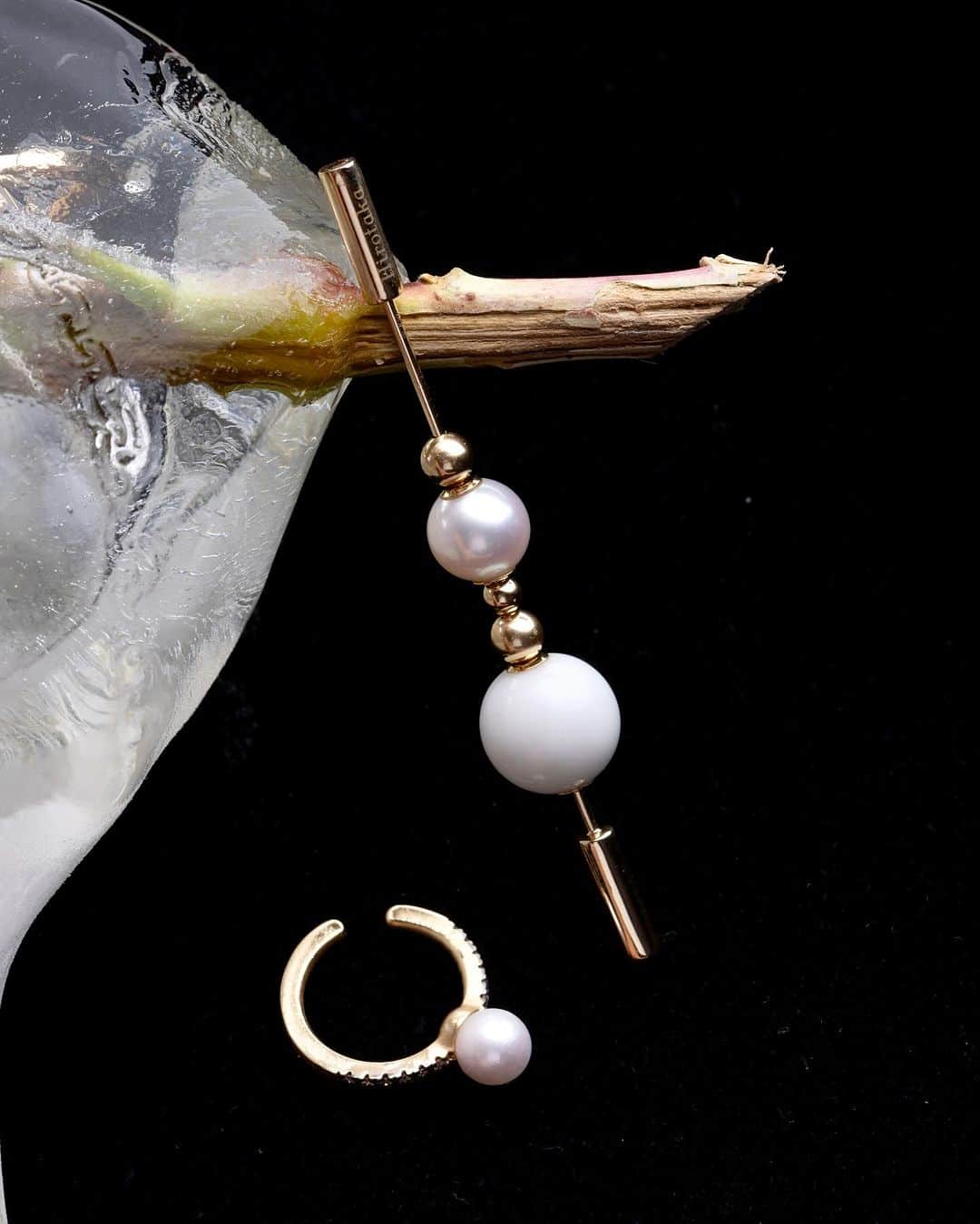 Hirotaka Jewelryのインスタグラム：「DISTINCTIVE, INVENTIVE DESIGNS   #hirotakajewelry #pearl #earcuff」
