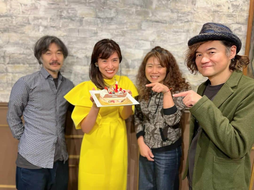 瓜生明希葉さんのインスタグラム写真 - (瓜生明希葉Instagram)「昨晩は「Sun and Moon Chapter I -Dawn-」ライヴ！  一緒に過ごしてくださったお客様 本当にありがとうございました！  大袈裟ではなく 40年生きてきた中で 1番心が満ちる誕生日でした。  大好きな仲間と 大好きな音楽を奏で 大好きなみんな（お客様）と過ごす。  これ以上の幸せはないです。  MCでも話しましたが 大事な事は 自分の心の灯火（信念や情熱）を絶やさない事。  灯火は時に弱まることだってある。 でもどんなに弱々しくなっても消さないこと。  そしてやりたいことを やりたいと素直に声に出す事。  誰が見ているわけでなくとも、とにかく継続。  夢をのせたSun and Moon号。 キャプテンとして引っ張っていくよ‼️  #sunandmoon2023  #サプライズありがとう  #mygig  #chapter1」12月3日 10時16分 - akiha_uryu