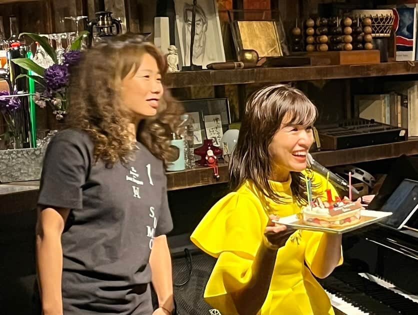 瓜生明希葉さんのインスタグラム写真 - (瓜生明希葉Instagram)「昨晩は「Sun and Moon Chapter I -Dawn-」ライヴ！  一緒に過ごしてくださったお客様 本当にありがとうございました！  大袈裟ではなく 40年生きてきた中で 1番心が満ちる誕生日でした。  大好きな仲間と 大好きな音楽を奏で 大好きなみんな（お客様）と過ごす。  これ以上の幸せはないです。  MCでも話しましたが 大事な事は 自分の心の灯火（信念や情熱）を絶やさない事。  灯火は時に弱まることだってある。 でもどんなに弱々しくなっても消さないこと。  そしてやりたいことを やりたいと素直に声に出す事。  誰が見ているわけでなくとも、とにかく継続。  夢をのせたSun and Moon号。 キャプテンとして引っ張っていくよ‼️  #sunandmoon2023  #サプライズありがとう  #mygig  #chapter1」12月3日 10時16分 - akiha_uryu
