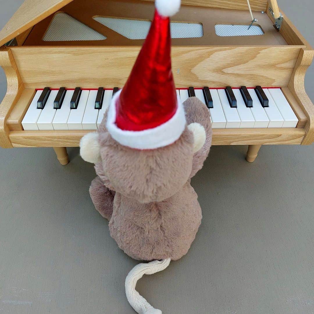 こども ビームスさんのインスタグラム写真 - (こども ビームスInstagram)「. ／ クリスマスまであと22日🎄 ＼  ＜KAWAI＞ グランドピアノ ウッド  本物のグランドピアノのように天屋根が開く32鍵のピアノのおもちゃ🎹 天然木の美しい木目をそのまま仕上げに生かされています✨ 音源部にはピアノ線ではなく金属のパイプで音を出しているのでほとんど音程に狂いが生じず、美しい音色を奏でます♩ ピアノメーカーであるあるKAWAIだからこそ作ることができるピアノのおもちゃ。 ギフトにも最適です！  . ※画像右下の【保存ボタン】で後から探しやすくなります💫 . #kawai #カワイ #kodomobeams #beams #daikanyama  #こどもビームス #ビームス #代官山 #tokyo #japan #trip #discover #東京 #こどもふく #도쿄 #아기옷 #도쿄쇼핑 #여행 #일본여행　#クリスマス #クリスマスギフト #クリスマスプレゼント #merry_many_arigato 新作アイテムはプロフィールのリンク🔗からビームス公式サイト、こども ビームスページをチェック❗️ ※お問い合わせにつきましては、お電話にて承ります。」12月3日 10時21分 - kodomo_beams