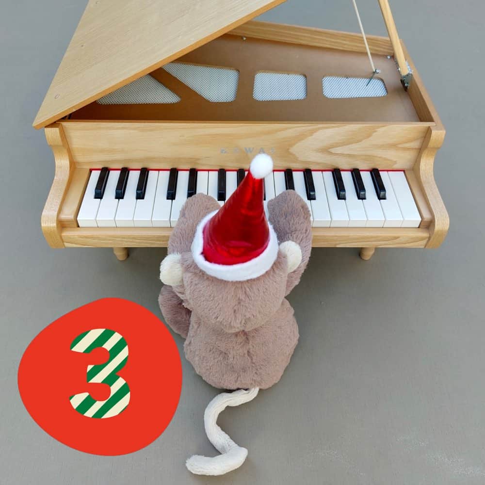 こども ビームスのインスタグラム：「. ／ クリスマスまであと22日🎄 ＼  ＜KAWAI＞ グランドピアノ ウッド  本物のグランドピアノのように天屋根が開く32鍵のピアノのおもちゃ🎹 天然木の美しい木目をそのまま仕上げに生かされています✨ 音源部にはピアノ線ではなく金属のパイプで音を出しているのでほとんど音程に狂いが生じず、美しい音色を奏でます♩ ピアノメーカーであるあるKAWAIだからこそ作ることができるピアノのおもちゃ。 ギフトにも最適です！  . ※画像右下の【保存ボタン】で後から探しやすくなります💫 . #kawai #カワイ #kodomobeams #beams #daikanyama  #こどもビームス #ビームス #代官山 #tokyo #japan #trip #discover #東京 #こどもふく #도쿄 #아기옷 #도쿄쇼핑 #여행 #일본여행　#クリスマス #クリスマスギフト #クリスマスプレゼント #merry_many_arigato 新作アイテムはプロフィールのリンク🔗からビームス公式サイト、こども ビームスページをチェック❗️ ※お問い合わせにつきましては、お電話にて承ります。」