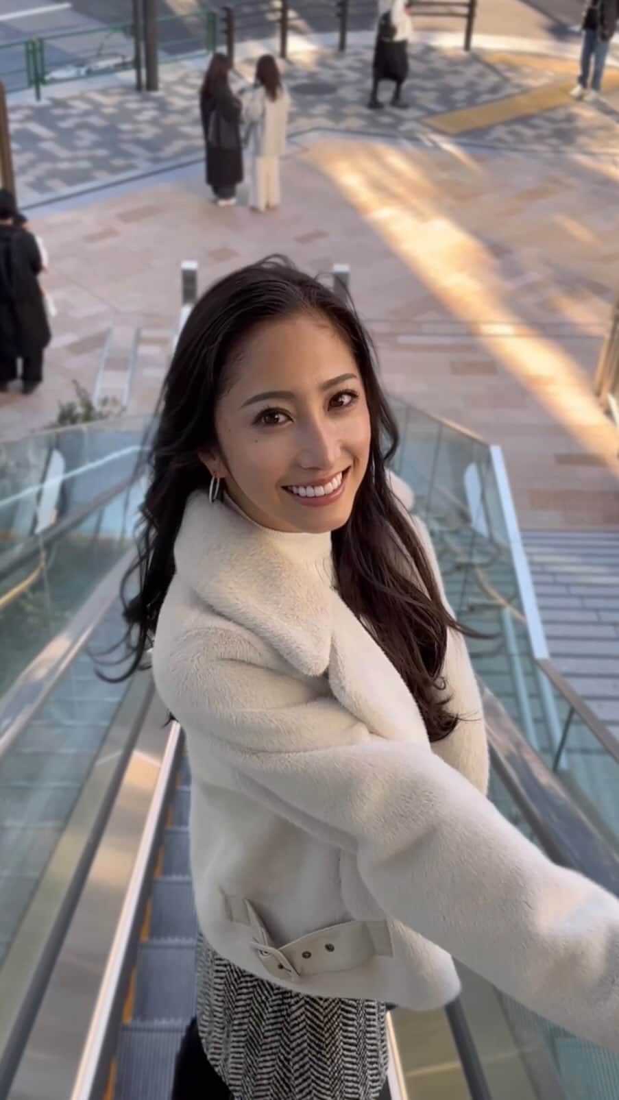 雨宮みずきのインスタグラム：「麻布台ヒルズに行ってきたよ🤍 どこのお店も激混みか満席か🥹🥺 六本木のウルフギャングまで 歩いてハッピーアワー🤤🍺🍖🍔🍟❤️  #麻布台ヒルズ」