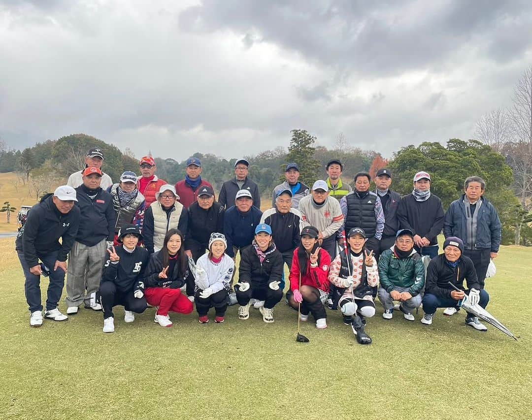 山田恵里のインスタグラム：「⛳️【初コンペin愛媛】⛳️ 雨☔️極寒🥶結果も現状維持🥹 でしたが、貴重な経験をさせていただきました‼️ 参加させていただき、ありがとうございました🙇‍♀️ 日立で出逢った仲間たち☺️💕 仲間は一生もの☺️🫰 ありがとう☺️   #初コンペ  #チームみかん  #BBQさいこー  #ダイエットは来週から」