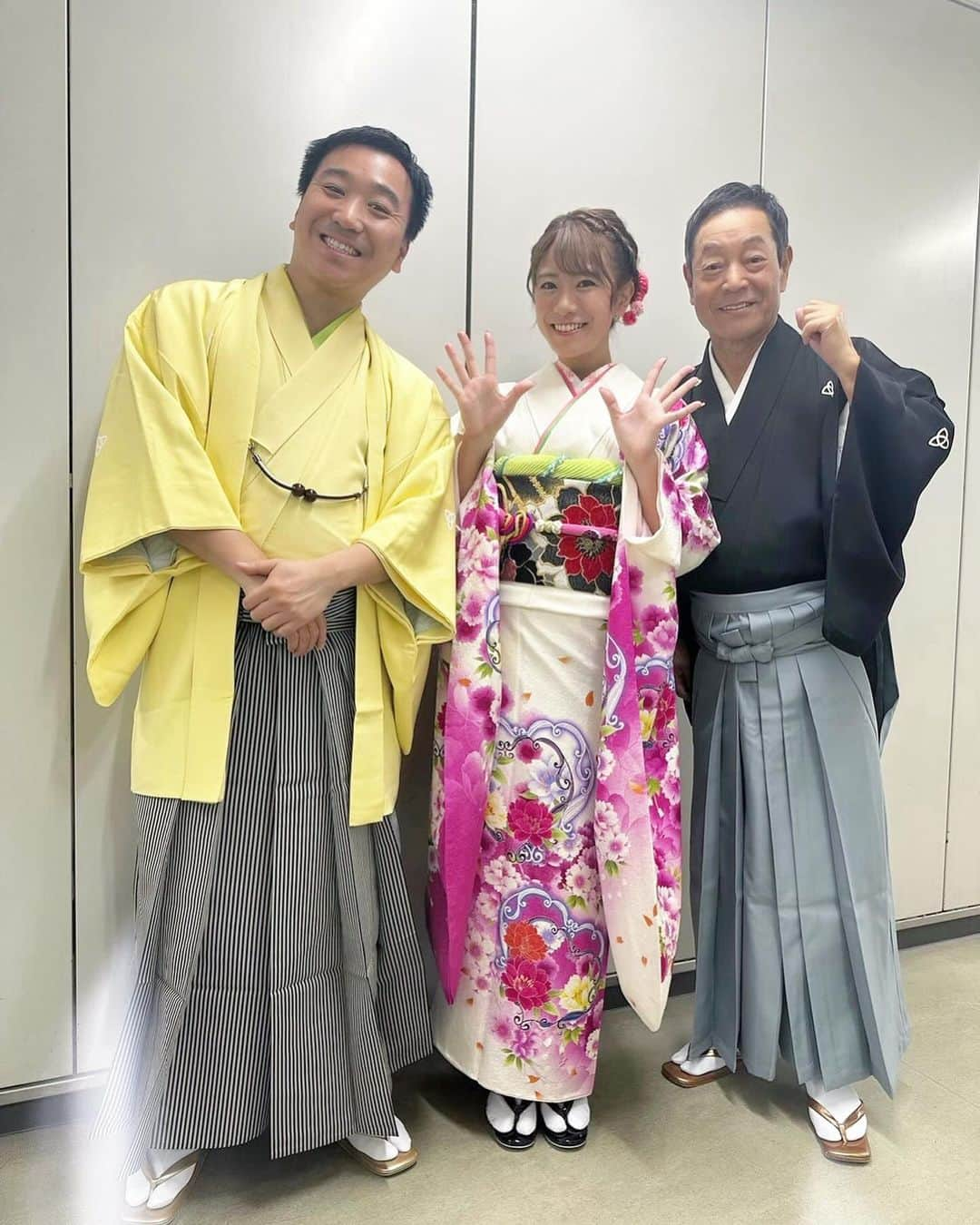 福本愛菜さんのインスタグラム写真 - (福本愛菜Instagram)「毎年恒例の『新春！よしもと大爆笑2024』の収録でした☺️✨ 今回も八方師匠と八光さんとご一緒にMC務めさせてもらいました🥳  白地にピンクでハートも入ってるドンピシャでタイプすぎるお着物着させていただいたんです🥺🩷🩷🩷 可愛い🥺嬉しい🥺🫶🏽  2024年1月1日20時からサンテレビで放送なので新年1発目はお笑いで大笑いしてください😎✨  こんな可愛いお着物着させてもうてて毎年楽しみにしてる収録やのに、久しぶりに声飛んでしまって🤦🏽‍♀️聞き取りにくくて申し訳なかったです😭あいなの声どこいった？🥹早く声帰ってきてーーー🥹  OA見てもびっくりしないでください。笑  #新春よしもと大爆笑2024 #サンテレビ #1月1日 #年明け #お正月 #放送 #大阪 #なんば #漫才劇場 #よしもと漫才劇場 #よしもと #お笑い #コント #対決 #盛りだくさん #🩷」12月3日 10時30分 - aina_fukumoto