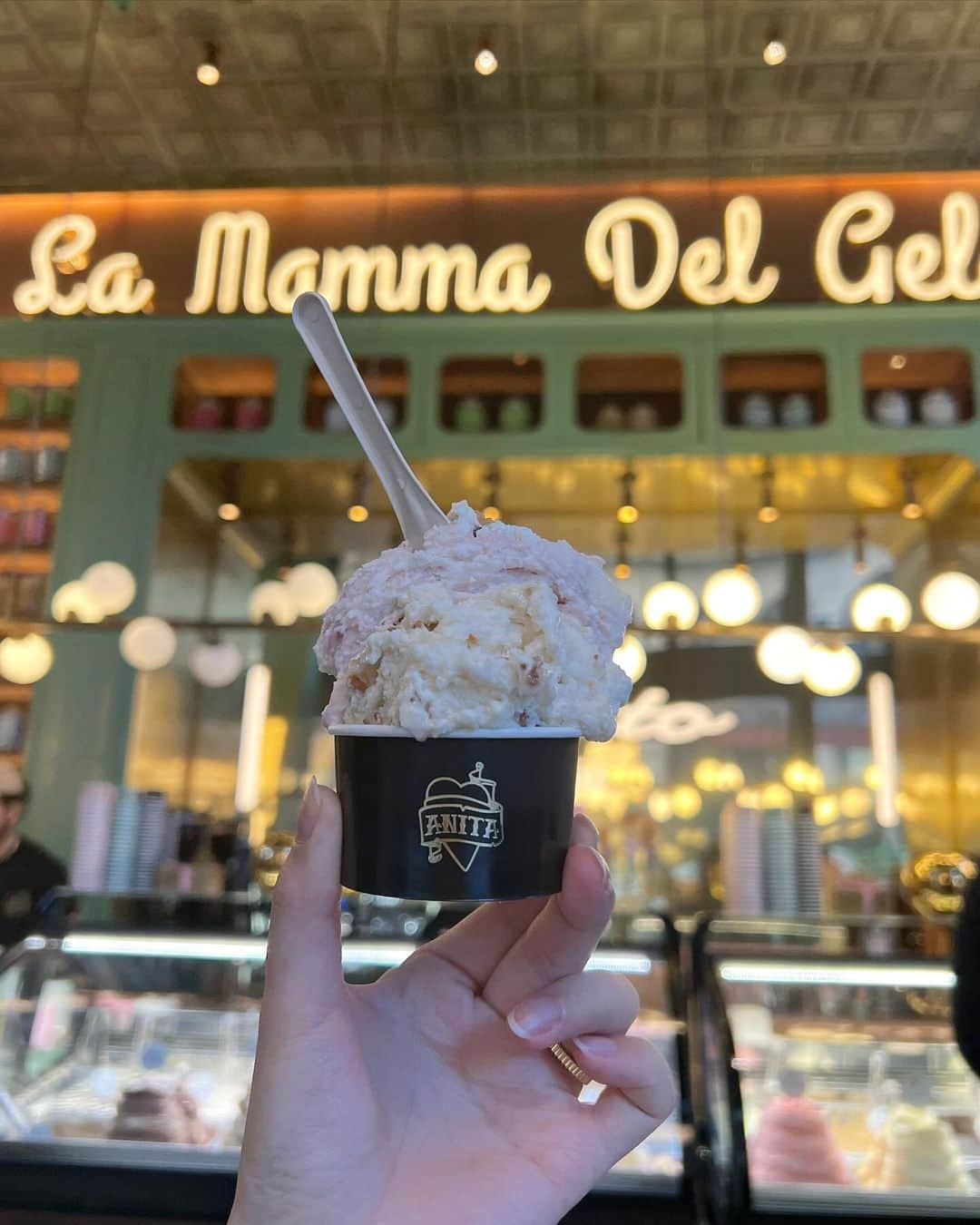 谷内咲季さんのインスタグラム写真 - (谷内咲季Instagram)「. . . 📍Anita La Mamma del Gelato ＿＿＿＿＿＿＿＿＿＿＿＿＿＿＿＿＿＿  お気に入りのジェラート屋さん♡  tops @gojohnnygo_yokoshin  . . #nyc #ny #nyfoodie #ニューヨーク #ニューヨーク生活 #ニューヨーク駐在 . .」12月3日 10時38分 - saki.tnuc