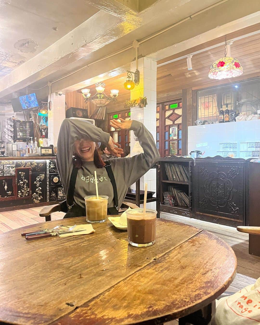 EMILY/BLUEさんのインスタグラム写真 - (EMILY/BLUEInstagram)「美味し過ぎる タッカンマリ食べて、 瓶ビール飲んで、 最後は美味しいコーヒーとデザートでお喋りたいむ🫰🏼  最高やぁ〜🤪  #韓国旅行 #韓国 #cafe #ファッション #海のある生活 #海のある暮らし #インテリア #男の子ママ #女の子ママ #海の見える家 #赤髪 #ミディアムヘア #前髪ぱっつん #女子旅 #明洞 #コーヒー韓薬房 #ganni #gannigirls」12月3日 10時58分 - emilybluejewelry0220