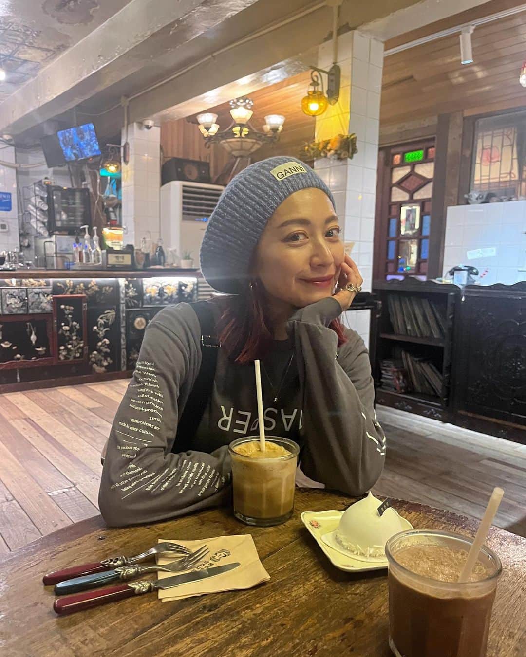 EMILY/BLUEさんのインスタグラム写真 - (EMILY/BLUEInstagram)「美味し過ぎる タッカンマリ食べて、 瓶ビール飲んで、 最後は美味しいコーヒーとデザートでお喋りたいむ🫰🏼  最高やぁ〜🤪  #韓国旅行 #韓国 #cafe #ファッション #海のある生活 #海のある暮らし #インテリア #男の子ママ #女の子ママ #海の見える家 #赤髪 #ミディアムヘア #前髪ぱっつん #女子旅 #明洞 #コーヒー韓薬房 #ganni #gannigirls」12月3日 10時58分 - emilybluejewelry0220