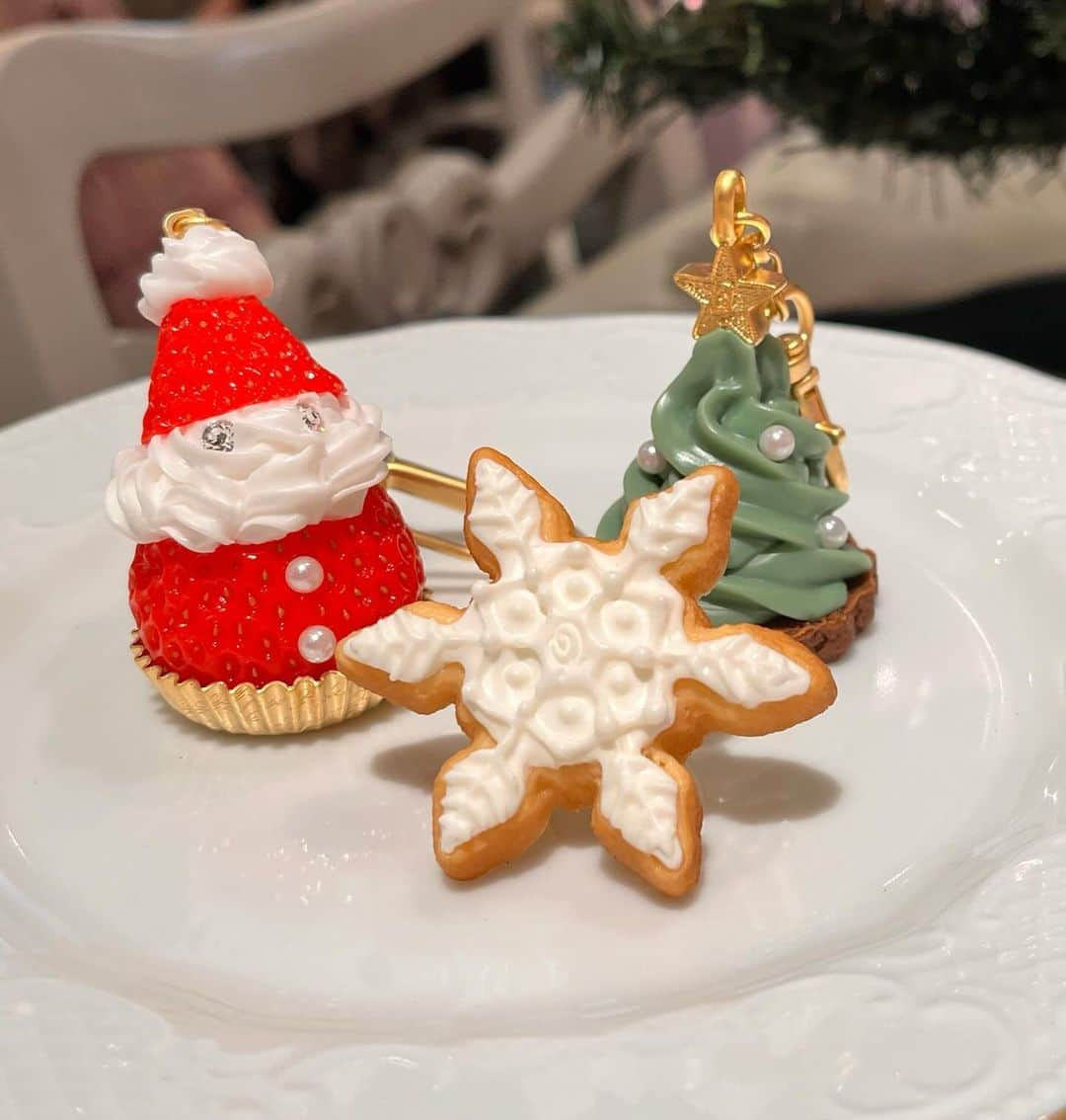 田名部生来さんのインスタグラム写真 - (田名部生来Instagram)「- ̗̀🎄🧸𝕄𝕖𝕣𝕣𝕪𝕔𝕙𝕣𝕚𝕤𝕥𝕞𝕒𝕤🎁︎🎄 ̖́-  クリスマスまでの アフタヌーンティーですって🎅🏻🧸かわいいぃぃ！  見た目も女の子の大好きが 詰まっていて 素敵ですが お味も年増の女でも 大満足しちゃうの！笑 美味しくて唸る😂笑 おピンクでかわいいクリスマスケーキ🩷 トナカイさんのソルティー キャラメルチョコティーラテ いただきました🦌❤️  ⛄️のネックレス かわいすぎるよ...⸜❄️⸝  #qpot #qpotcafe  #アフタヌーンティー#ヌン活#クリスマス」12月3日 10時50分 - mnkspnpn