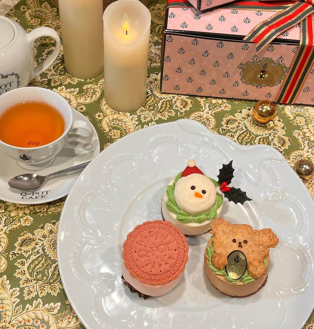 田名部生来さんのインスタグラム写真 - (田名部生来Instagram)「- ̗̀🎄🧸𝕄𝕖𝕣𝕣𝕪𝕔𝕙𝕣𝕚𝕤𝕥𝕞𝕒𝕤🎁︎🎄 ̖́-  クリスマスまでの アフタヌーンティーですって🎅🏻🧸かわいいぃぃ！  見た目も女の子の大好きが 詰まっていて 素敵ですが お味も年増の女でも 大満足しちゃうの！笑 美味しくて唸る😂笑 おピンクでかわいいクリスマスケーキ🩷 トナカイさんのソルティー キャラメルチョコティーラテ いただきました🦌❤️  ⛄️のネックレス かわいすぎるよ...⸜❄️⸝  #qpot #qpotcafe  #アフタヌーンティー#ヌン活#クリスマス」12月3日 10時50分 - mnkspnpn