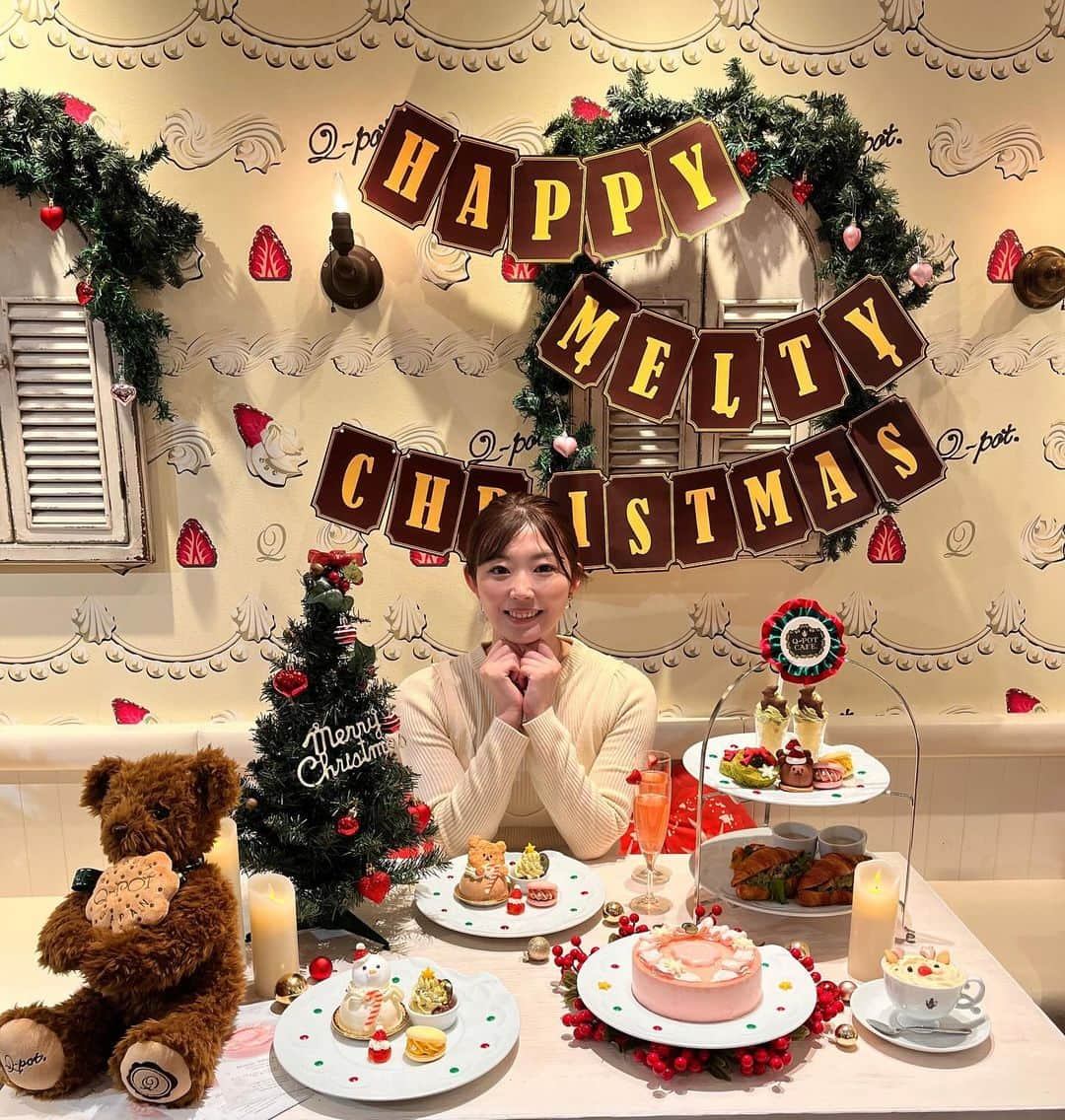 田名部生来さんのインスタグラム写真 - (田名部生来Instagram)「- ̗̀🎄🧸𝕄𝕖𝕣𝕣𝕪𝕔𝕙𝕣𝕚𝕤𝕥𝕞𝕒𝕤🎁︎🎄 ̖́-  クリスマスまでの アフタヌーンティーですって🎅🏻🧸かわいいぃぃ！  見た目も女の子の大好きが 詰まっていて 素敵ですが お味も年増の女でも 大満足しちゃうの！笑 美味しくて唸る😂笑 おピンクでかわいいクリスマスケーキ🩷 トナカイさんのソルティー キャラメルチョコティーラテ いただきました🦌❤️  ⛄️のネックレス かわいすぎるよ...⸜❄️⸝  #qpot #qpotcafe  #アフタヌーンティー#ヌン活#クリスマス」12月3日 10時50分 - mnkspnpn