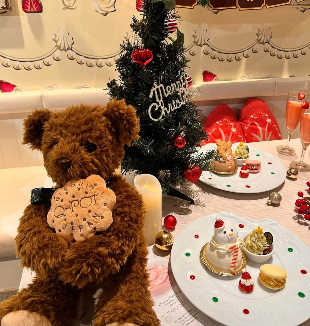 田名部生来さんのインスタグラム写真 - (田名部生来Instagram)「- ̗̀🎄🧸𝕄𝕖𝕣𝕣𝕪𝕔𝕙𝕣𝕚𝕤𝕥𝕞𝕒𝕤🎁︎🎄 ̖́-  クリスマスまでの アフタヌーンティーですって🎅🏻🧸かわいいぃぃ！  見た目も女の子の大好きが 詰まっていて 素敵ですが お味も年増の女でも 大満足しちゃうの！笑 美味しくて唸る😂笑 おピンクでかわいいクリスマスケーキ🩷 トナカイさんのソルティー キャラメルチョコティーラテ いただきました🦌❤️  ⛄️のネックレス かわいすぎるよ...⸜❄️⸝  #qpot #qpotcafe  #アフタヌーンティー#ヌン活#クリスマス」12月3日 10時50分 - mnkspnpn