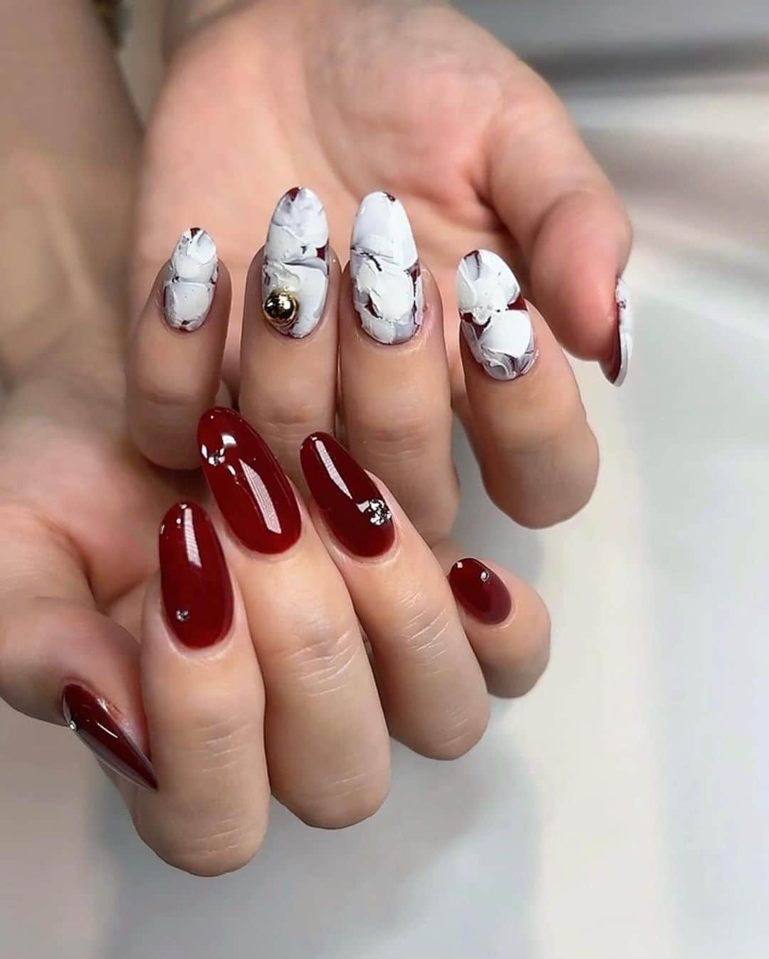 Mayu Ogawaさんのインスタグラム写真 - (Mayu OgawaInstagram)「✦ 🤍 ✦ 🤍 ✦ 🤍 ✦ Christmas✨✨✨  💅💅💅💅💅💅💅💅💅💅💅💅  NEW LESSON //// 【ホワイトストリーム】 公開になりました♪ 大好評です！  @miroom_nail から mayuのオンライン教室・通信講座一覧 ［ Art Of Vibes］でご視聴頂けます。 mda 全アート見放題！！ (※閲覧には講座サイト入会が必要となります。)  ☑️ 倍速したりループ再生ok! 一時停止で同時進行練習にも便利♪ 全会話テロップ付きで無音再生でもレッスン出来る♪  ✏️✏️✏️✏️   レッスンもぜひ♪  ☑️ ネイリストさん、私のアシスタントネイリストさん募集しております。 DM、mda公式ラインからお気軽にお問い合わせ下さい✨  #ニュアンスネイル #アートメディウムコレクション #initygel #miroom #ネイルレッスン　 #クリスマスネイル #christmas  #mdanil #銀座ネイルサロン #ネイリスト募集」12月3日 10時55分 - m_d_a