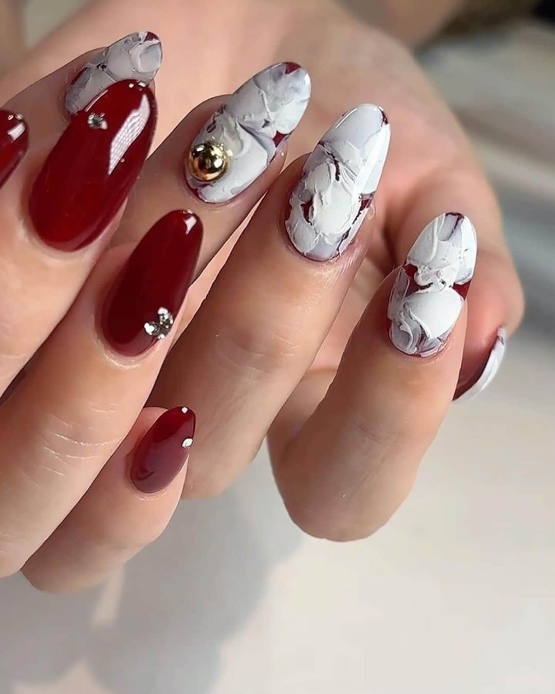 Mayu Ogawaのインスタグラム：「✦ 🤍 ✦ 🤍 ✦ 🤍 ✦ Christmas✨✨✨  💅💅💅💅💅💅💅💅💅💅💅💅  NEW LESSON //// 【ホワイトストリーム】 公開になりました♪ 大好評です！  @miroom_nail から mayuのオンライン教室・通信講座一覧 ［ Art Of Vibes］でご視聴頂けます。 mda 全アート見放題！！ (※閲覧には講座サイト入会が必要となります。)  ☑️ 倍速したりループ再生ok! 一時停止で同時進行練習にも便利♪ 全会話テロップ付きで無音再生でもレッスン出来る♪  ✏️✏️✏️✏️   レッスンもぜひ♪  ☑️ ネイリストさん、私のアシスタントネイリストさん募集しております。 DM、mda公式ラインからお気軽にお問い合わせ下さい✨  #ニュアンスネイル #アートメディウムコレクション #initygel #miroom #ネイルレッスン　 #クリスマスネイル #christmas  #mdanil #銀座ネイルサロン #ネイリスト募集」