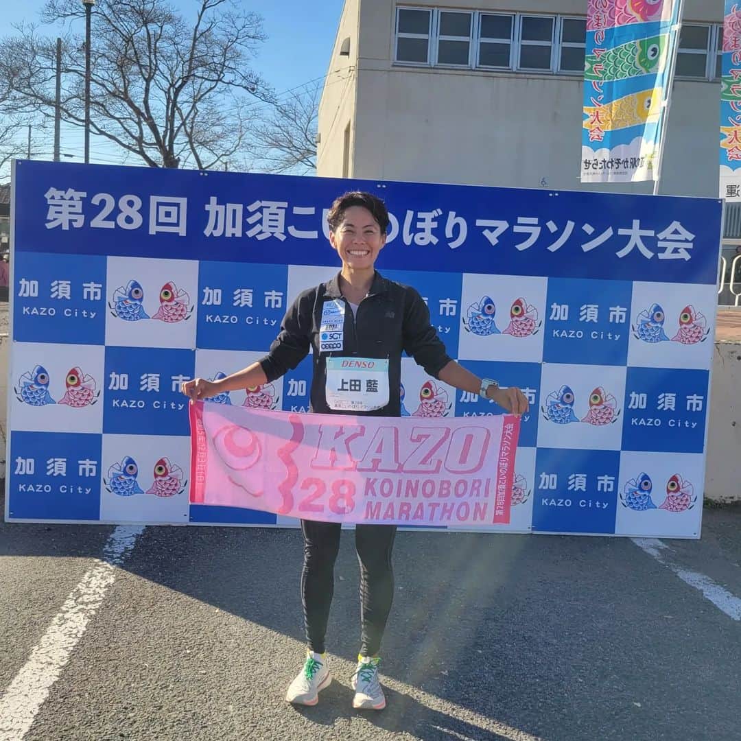 上田藍さんのインスタグラム写真 - (上田藍Instagram)「. 🎏🎏🎏🎏🎏🎏🎏🎏🏃🎏🎏🎏🎏  🌟The 28th Kazo Koinobori Marathon.🌟 I participated again this year as a guest runner.🏃🌠 The weather was fine and it was a good day for sports.🙌☀️ #carpbanner🎏🎏🎏 #koinobori　 #10km  🎏🎏🎏🎏🎏🏃🎏🎏🎏☀️🎏🎏🎏  今日は、埼玉県で開催をされている【加須こいのぼりマラソン🎏】に今年もゲストランナーとして、走らせていただきました🏃✨ 今年は10Kmの部で出走をしました☀️  オフシーズンに入り、今日はじっくりと1kmを4分少し切るペースで走らせていただく予定でしたが、、、  スタート直前にランナーの皆さんの前でゲストランナー紹介をしていただき、そのまま前列でスタートをきったことで、大会の雰囲気にも後押しされて、走り進めていくうちに気持ち良くなって徐々にペースアップをしていってしまいました(笑)🏃🎵  オフシーズントレーニングを開始したばかりでしたが、36分後半で走り終えました🙌☀️最後は地元の高校生と競り合いながらフィニッシュ🌠  お天気もよく、少し寒いかなと心配でしたが、最高のランニング日和でした🌿  走行中、地元強豪高校・野球部の生徒さんが沢山、走られていて(みんなスタートダッシュはピカイチでした🤭✨)、その中で前方で粘っていた子が「僕、トライアスロンの会場で前に藍さんと会ってるんです！今は野球頑張りたくて、ここにいるんです」と話しかけてきてくれて、とても嬉しかったです💓「お互い頑張ってこうね✨」と伝えたら「はいっ‼️」と気持ち良い返事をしてくれました🥰  大会会場でお声掛け下さった皆さん、ありがとうございました🤗💓  次に出場するのは来年1月28日(日)に千葉県で開催される【館山わかしおマラソン🏃】です。 来年は初の、マラソンの部にてゲストランナーとして走らせていただきます🌠  後半のアップダウンが鍵だと、参加された方からはお聞きしているのでとても楽しみです🙆✨  それでは、加須名物のおうどんを美味しくいただいてから拠点としている千葉県稲毛に戻りたいと思います😋🚙✨ ありがとうございました🥰  #加須こいのぼりマラソン🎏 #参加賞のタオルが可愛い❤️ #練習で汗をふきます🎵 #ゲストランナー #トライアスロン #上田藍 #感謝💓」12月3日 10時56分 - ai_love_tri
