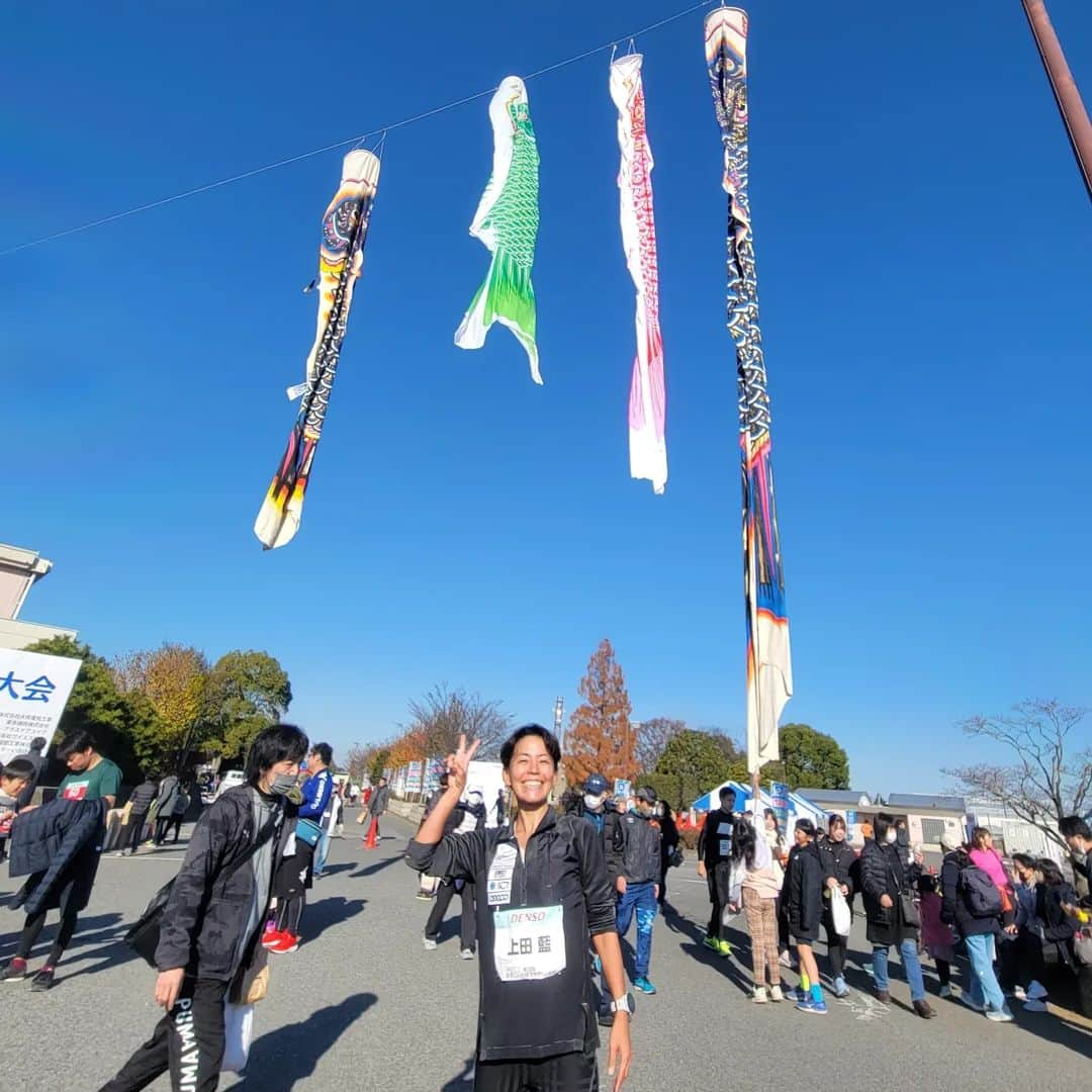 上田藍さんのインスタグラム写真 - (上田藍Instagram)「. 🎏🎏🎏🎏🎏🎏🎏🎏🏃🎏🎏🎏🎏  🌟The 28th Kazo Koinobori Marathon.🌟 I participated again this year as a guest runner.🏃🌠 The weather was fine and it was a good day for sports.🙌☀️ #carpbanner🎏🎏🎏 #koinobori　 #10km  🎏🎏🎏🎏🎏🏃🎏🎏🎏☀️🎏🎏🎏  今日は、埼玉県で開催をされている【加須こいのぼりマラソン🎏】に今年もゲストランナーとして、走らせていただきました🏃✨ 今年は10Kmの部で出走をしました☀️  オフシーズンに入り、今日はじっくりと1kmを4分少し切るペースで走らせていただく予定でしたが、、、  スタート直前にランナーの皆さんの前でゲストランナー紹介をしていただき、そのまま前列でスタートをきったことで、大会の雰囲気にも後押しされて、走り進めていくうちに気持ち良くなって徐々にペースアップをしていってしまいました(笑)🏃🎵  オフシーズントレーニングを開始したばかりでしたが、36分後半で走り終えました🙌☀️最後は地元の高校生と競り合いながらフィニッシュ🌠  お天気もよく、少し寒いかなと心配でしたが、最高のランニング日和でした🌿  走行中、地元強豪高校・野球部の生徒さんが沢山、走られていて(みんなスタートダッシュはピカイチでした🤭✨)、その中で前方で粘っていた子が「僕、トライアスロンの会場で前に藍さんと会ってるんです！今は野球頑張りたくて、ここにいるんです」と話しかけてきてくれて、とても嬉しかったです💓「お互い頑張ってこうね✨」と伝えたら「はいっ‼️」と気持ち良い返事をしてくれました🥰  大会会場でお声掛け下さった皆さん、ありがとうございました🤗💓  次に出場するのは来年1月28日(日)に千葉県で開催される【館山わかしおマラソン🏃】です。 来年は初の、マラソンの部にてゲストランナーとして走らせていただきます🌠  後半のアップダウンが鍵だと、参加された方からはお聞きしているのでとても楽しみです🙆✨  それでは、加須名物のおうどんを美味しくいただいてから拠点としている千葉県稲毛に戻りたいと思います😋🚙✨ ありがとうございました🥰  #加須こいのぼりマラソン🎏 #参加賞のタオルが可愛い❤️ #練習で汗をふきます🎵 #ゲストランナー #トライアスロン #上田藍 #感謝💓」12月3日 10時56分 - ai_love_tri