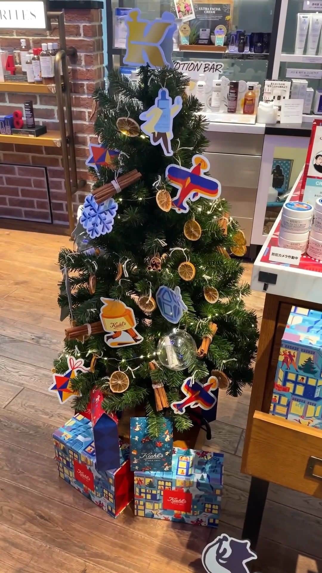 キールズ Kiehl's Japanのインスタグラム：「#キールズ の対象店舗にツリーが登場🎄ツリーの置いてある店舗ではホリデイ限定エディションを1品以上お買い上げのお客様に、サンプルを🎁 ツリーからお好きなオーナメントを取ってみて！キールズからのクリスマスプレゼントをお楽しみに✨  対象店舗とスケジュールは以下をチェック👀 本日まで：伊勢丹新宿店 & 博多阪急店 12/15(金)～12/17(日)：札幌ステラプレイス店 & タカシマヤゲートタワーモール店 12/22(金)～12/25(月)：神戸三宮店 & TOKYOフラグシップストア @kiehlsjp #Kiehls #スキンケア #キールズホリデイ2023」