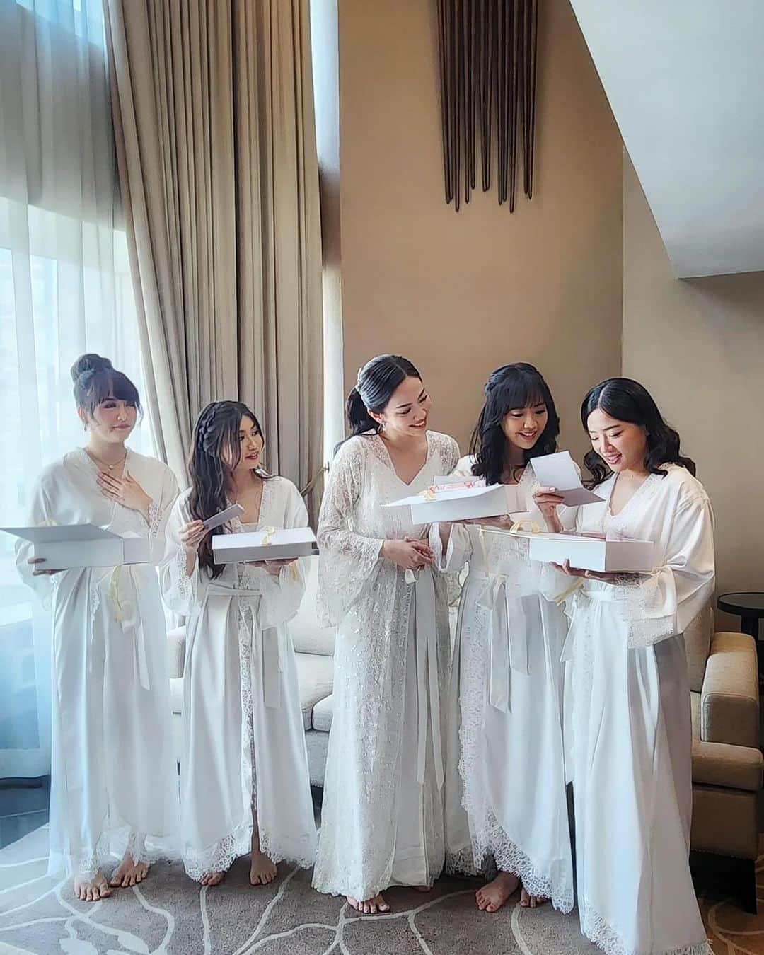 仲川遥香さんのインスタグラム写真 - (仲川遥香Instagram)「Bridesmaid Shania👰💓 Shania semoga Shania bahagia selalu dan meskipun sudah nikah tetap main sama aku ya🤭❤️aku sayang sama Shania 🥺🥰🥰🥰  #indonesia #nikahan #wedding #bridsmaids #ジャカルタ生活 #結婚式 #ブライズメイド #仲川遥香」12月3日 11時01分 - haruuuu_chan