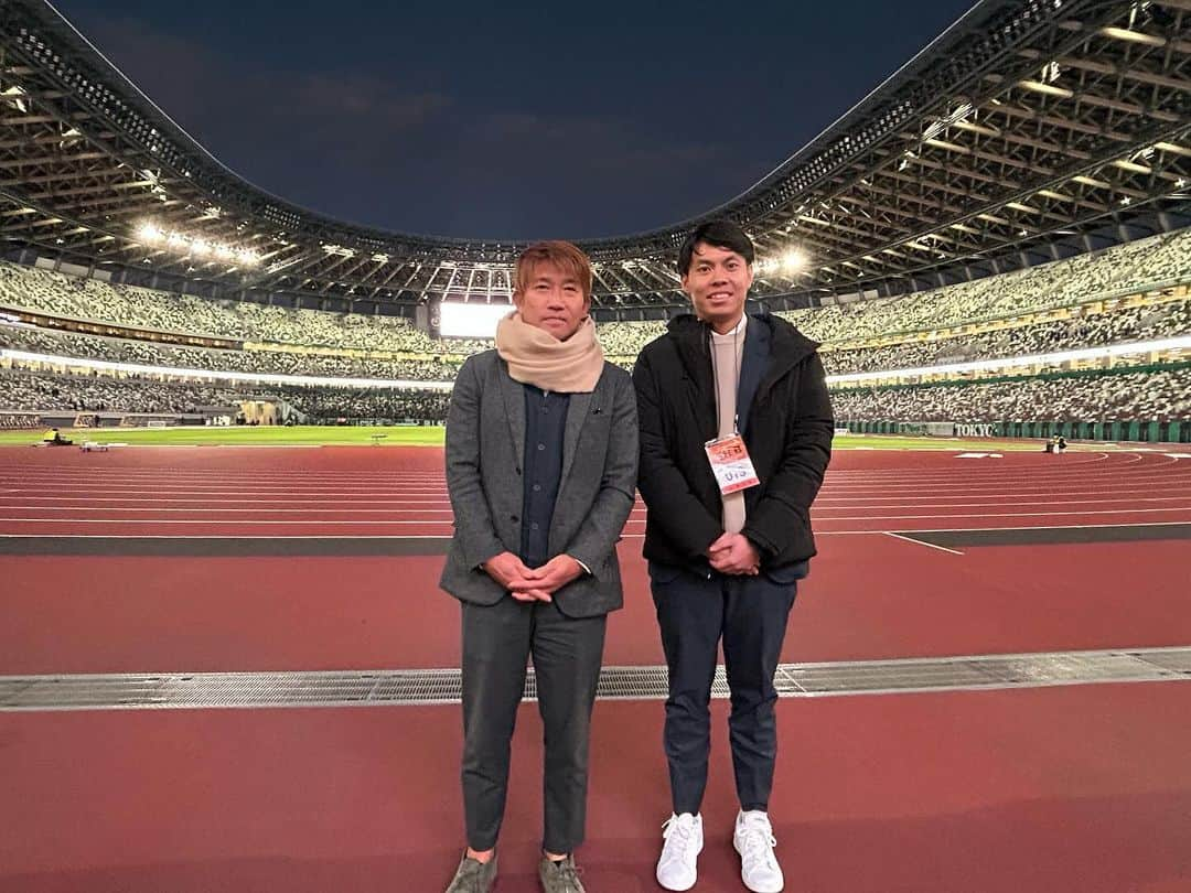 原大悟さんのインスタグラム写真 - (原大悟Instagram)「今シーズンのJリーグが終わりました。 J1昇格プレーオフ決勝をやらせてもらいました。 オリジナル10同士の国立決戦！ 5万3千人がつくりだす雰囲気は最高でした。  試合も最後の最後で天国と地獄が入れ替わる展開。 ただただ興奮して何喋ったか覚えてません笑 東京ヴェルディに関わる皆さん、16年ぶりの昇格おめでとうございます。 森田キャプテンの涙のインタビューは最高でした。  今シーズンもJリーグに沢山関われて感謝です。 ありがとうございました！ Jリーグ最高ー！  #東京ヴェルディ #清水エスパルス #j1昇格プレーオフ #jリーグ #国立競技場」12月3日 11時02分 - daigoso