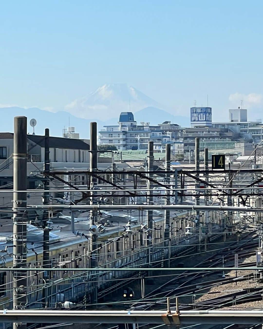 青木俊直さんのインスタグラム写真 - (青木俊直Instagram)「本日の三鷹跨線橋からの富士山 もっと早い時間じゃないと富士山綺麗に見えないかなー 今日は人が多いね！」12月3日 11時04分 - aoki818