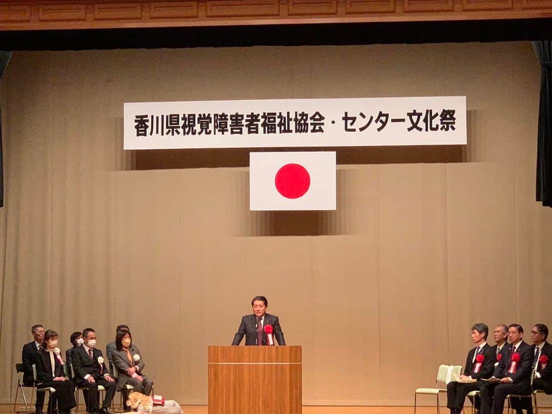 平井卓也のインスタグラム：「香川県視覚障害者福祉協会・センター文化祭で挨拶させていただきました。会場では盲導犬が活躍していましたが、先日デジタル本部で体験会を実施したAIスーツケースの実装が望まれますね。新たなテクノロジーが障害者の皆さんの活動を広げる可能性があります。また、障害者差別解消法の改正も視野に障害者の社会参画を支援します。#平井卓也」