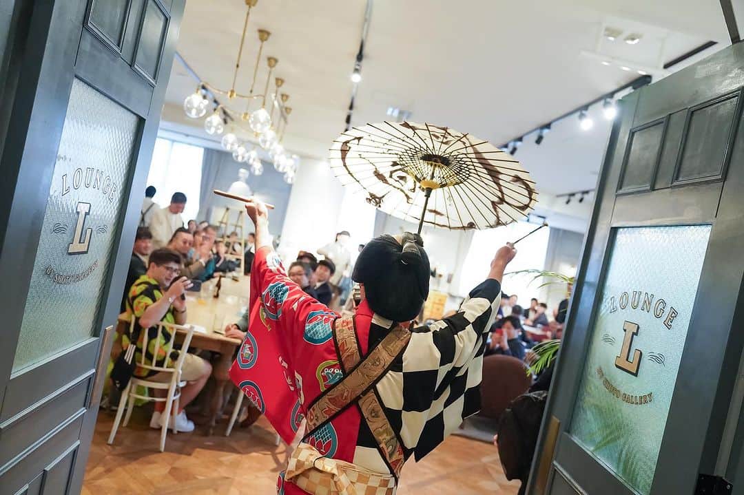 TRUNK BY SHOTO GALLERYのインスタグラム：「ちんどん屋がエスコート  2部制weddingの2部は雰囲気をガラッと変えて友人たちとのダンスパーティ。 ちんどん屋が登場し、太鼓を鳴らしながらゲストをパーティ会場へエスコート🥳」