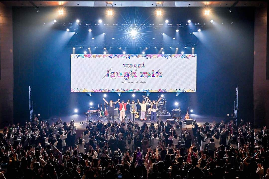 wacciのインスタグラム：「2023.12.02 NHK大阪ホール -----  #wacci Hall Tour 2023~2024 -laugh mix- ツアー初日 大阪公演  ご来場頂いた皆さんと完成させた“laugh mix” 沢山の笑顔、拍手、歌声をありがとうございました！  次回の公演は2024年！ 1/7(日)仙台電力ホールでお待ちしております！」