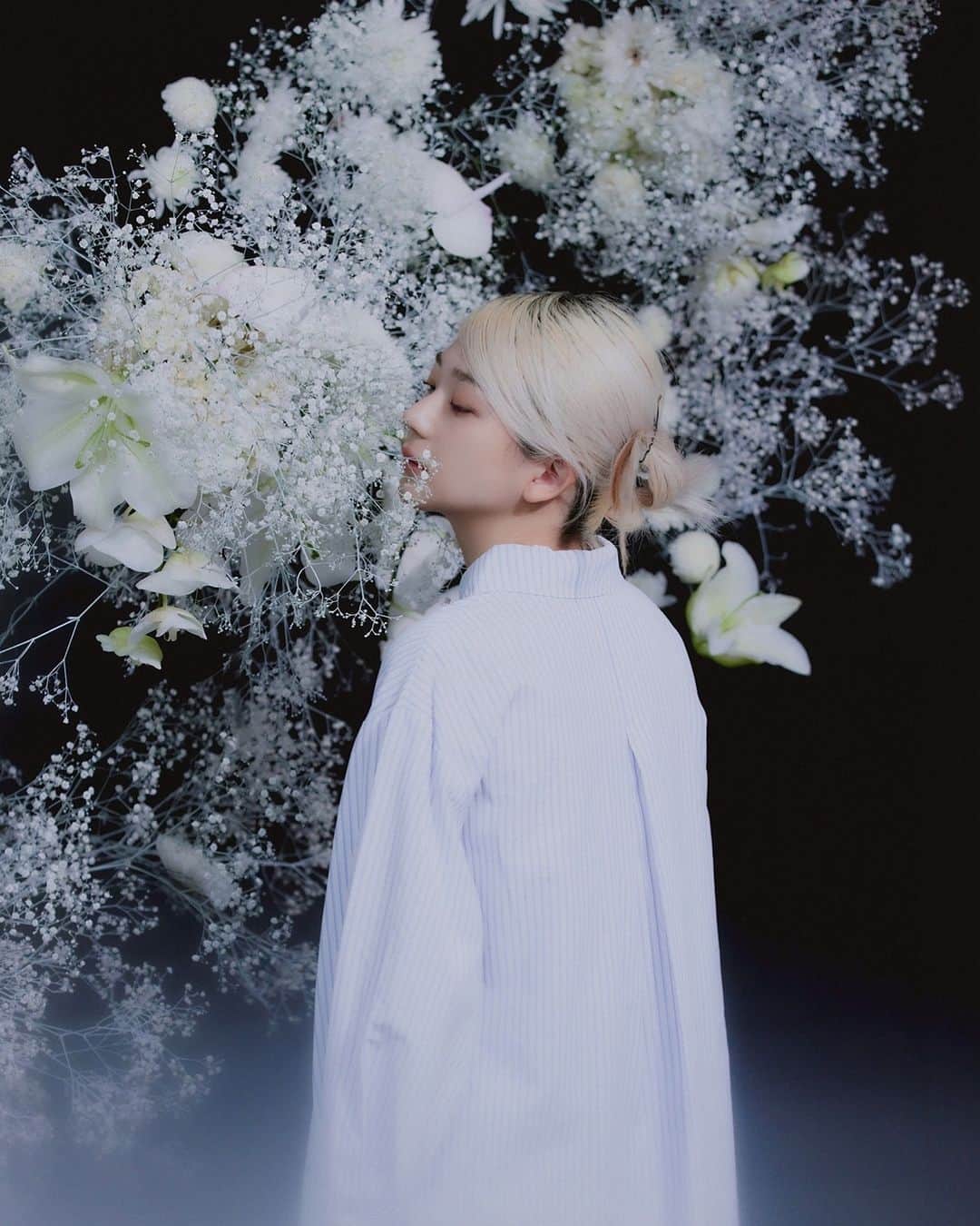 北澤ゆうほのインスタグラム：「⁡ 🤍 ⁡ flower art by @scabi11  photo by @sotarogoto  hair&make by @hairmake_yuya  ⁡ #作品撮り」
