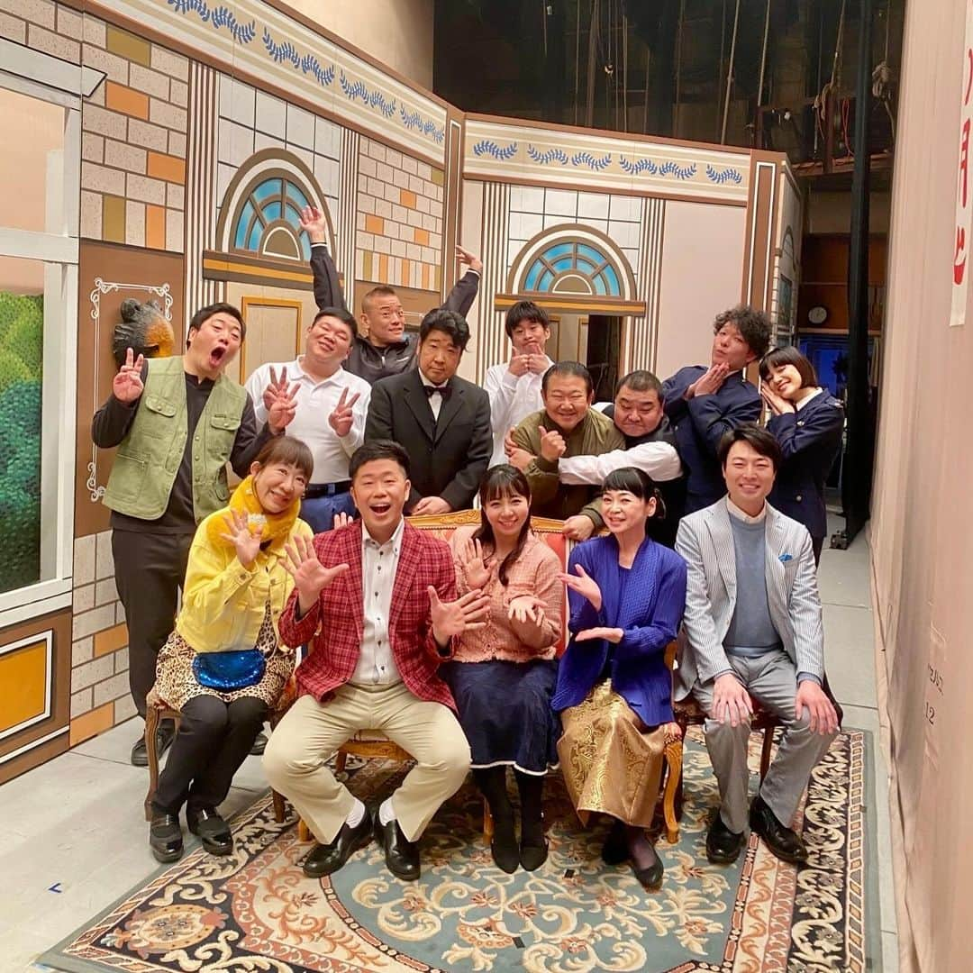 前田まみのインスタグラム：「祇園花月11/28(火)~12/4(月)まで 吉田裕座長公演に出演させていただいております☺️ 「恋のドロボーすんのかい！」 恋のお話？🩷 ドロボーのお話？！！💸 裕座長のめちゃくちゃ楽しい新喜劇🎉 ぜひぜひ劇場に遊びにきてください😆  #吉田裕 座長公演  #祇園花月」