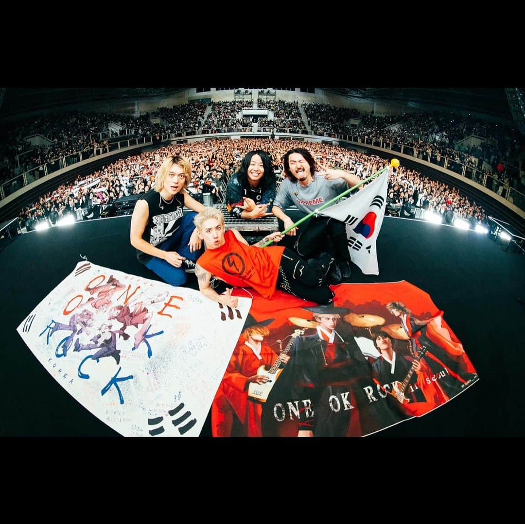 Tomoyaのインスタグラム：「カムサハムニダ👏☺️🇰🇷 めちゃくちゃ楽しかった！！✨ ありがとう🕊   @oneokrockofficial  @ruihashimoto 📸   #oneokrock #drummer #luxurydisease」