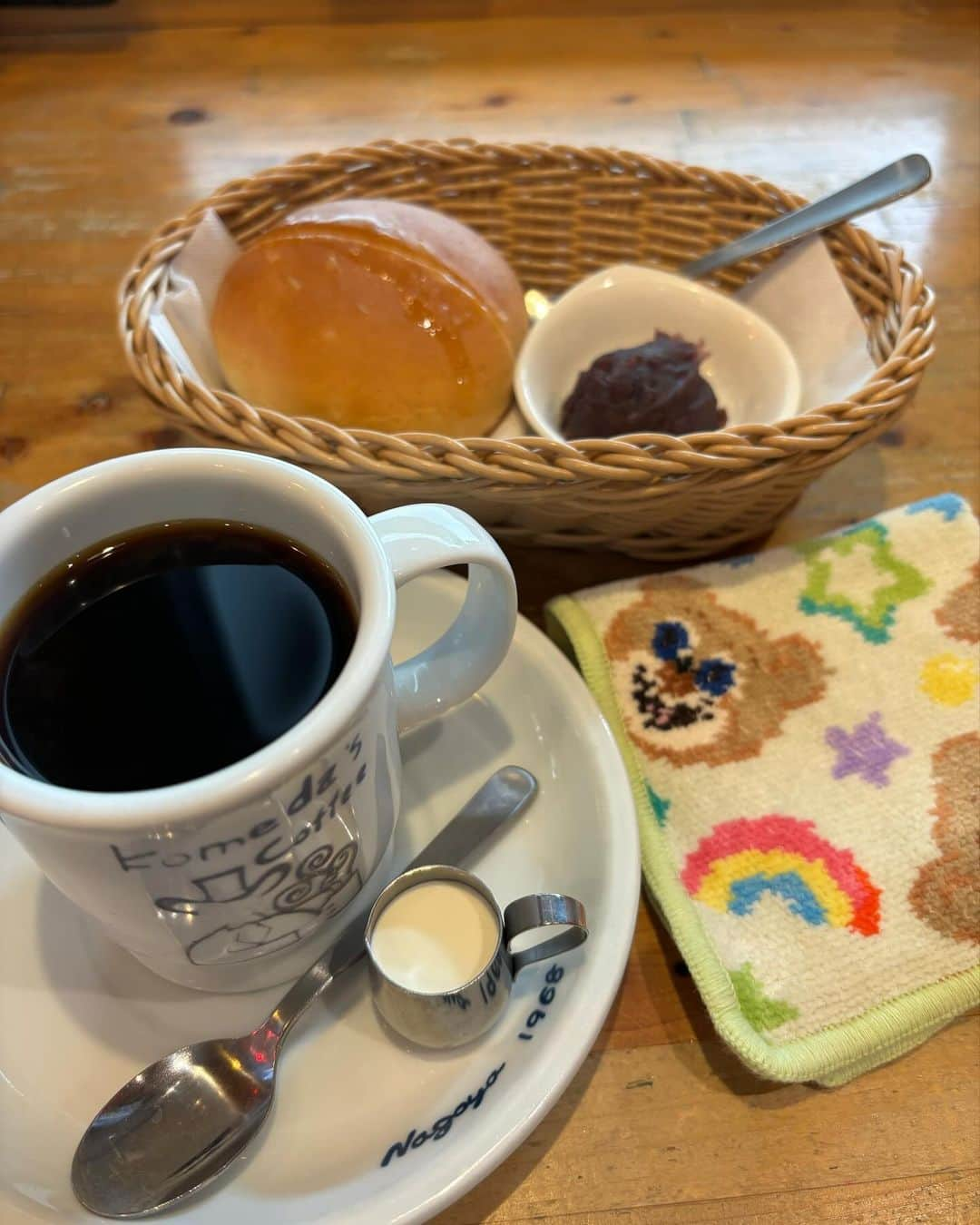 去来川奈央のインスタグラム：「. morning📣☀️  あんこ＋バター🧈  ハンカチは #ハッピーポップニコ 🐻🌈  #コメダ珈琲 #コメダモーニング #あんバター #フェイラー #feiler #ハンカチ #フェイラーコレクション #loverarybyfeiler #レッツトラベル #フェイラーマニア」