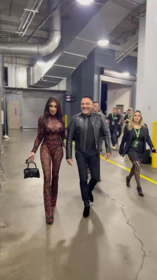 ホーリー・ソンダーズのインスタグラム：「Love being by your side. Thank you for all the adventures @oscardelahoya I love you. Fight night in Houston!」