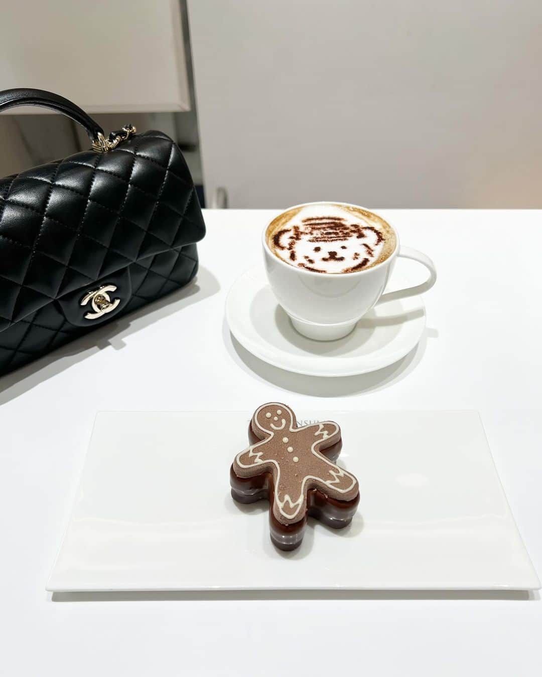 早川愛のインスタグラム：「🐻🤎  Christmas cake🤎🤎🤎 @thepeninsulatokyo   ジンジャーブレッドマンケーキかわいい🤎🤎🤎 甘さ控えめで美味しかった🤎🤎🤎  ・  #クリスマスケーキ #christmascake  #ジンジャーブレッドマン  #gingerbreadman」