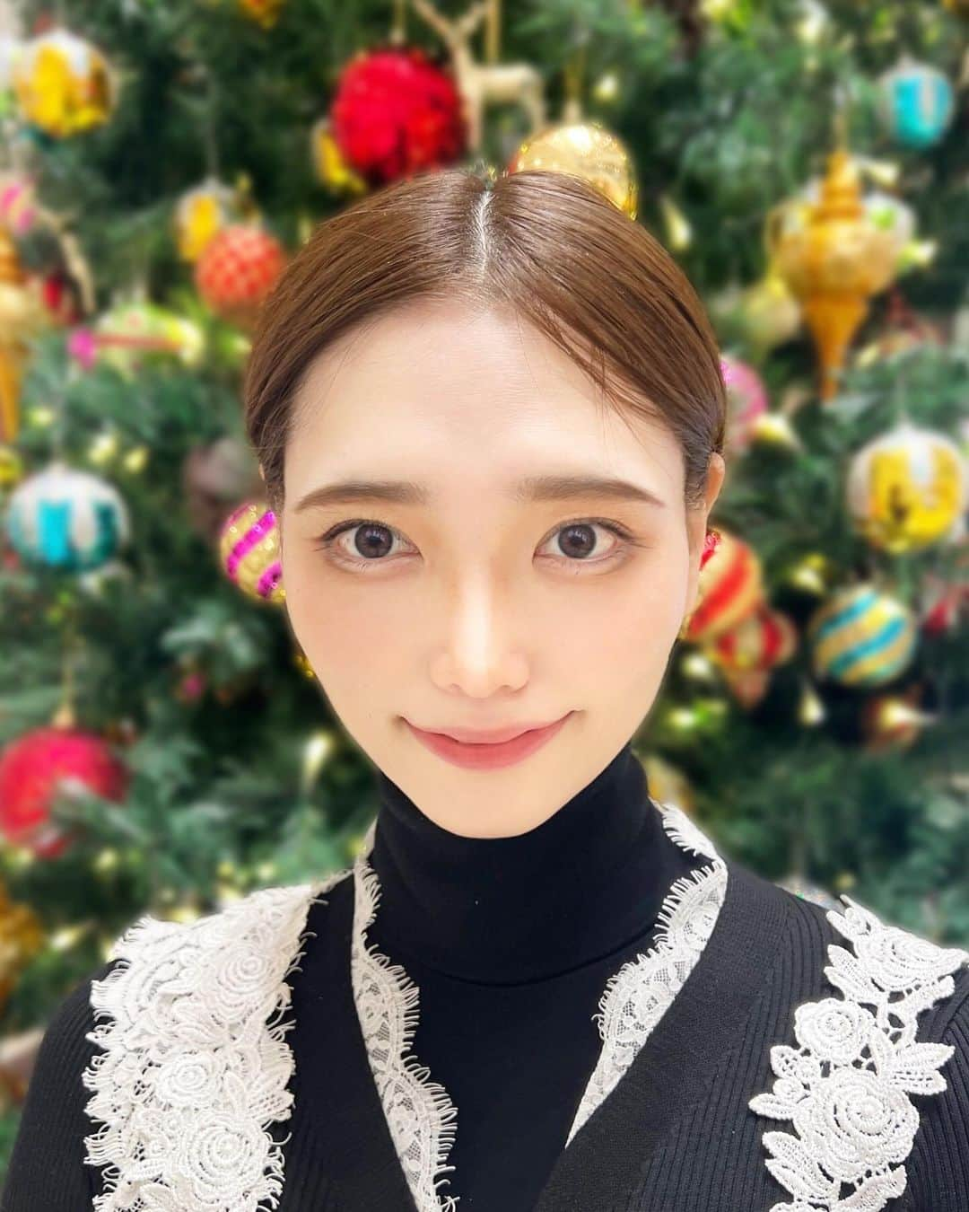 天玲美音のインスタグラム：「怒涛の日々...  あっという間に 12月になっていました😳🎄  更新滞っていましたが...久しぶりの登場です✨コツコツと精進しております🙇‍♀️  証明写真みたいですね。  この後、出演情報もお知らせします📢  🟧 明日 12/4(月) 出演するんです！  要チェック☑️  そして、 #あのてん 🗓️11月28日(火) 「天玲美音 あの日、あの時、あの場所で」  🪄今日は、鹿鳴館が開館した日！  🪄ということで、みなさんもよくご存知のあの曲をお届け👠  🪄華やかな舞踏会の様子が... 🪄Informationも🪩 👉ハイライト へ  【Official Site】👉miontenrei.com  #クラシック #KMIX #コウモリ序曲 #天玲美音 #ヨハンシュトラウス #天玲美音info」