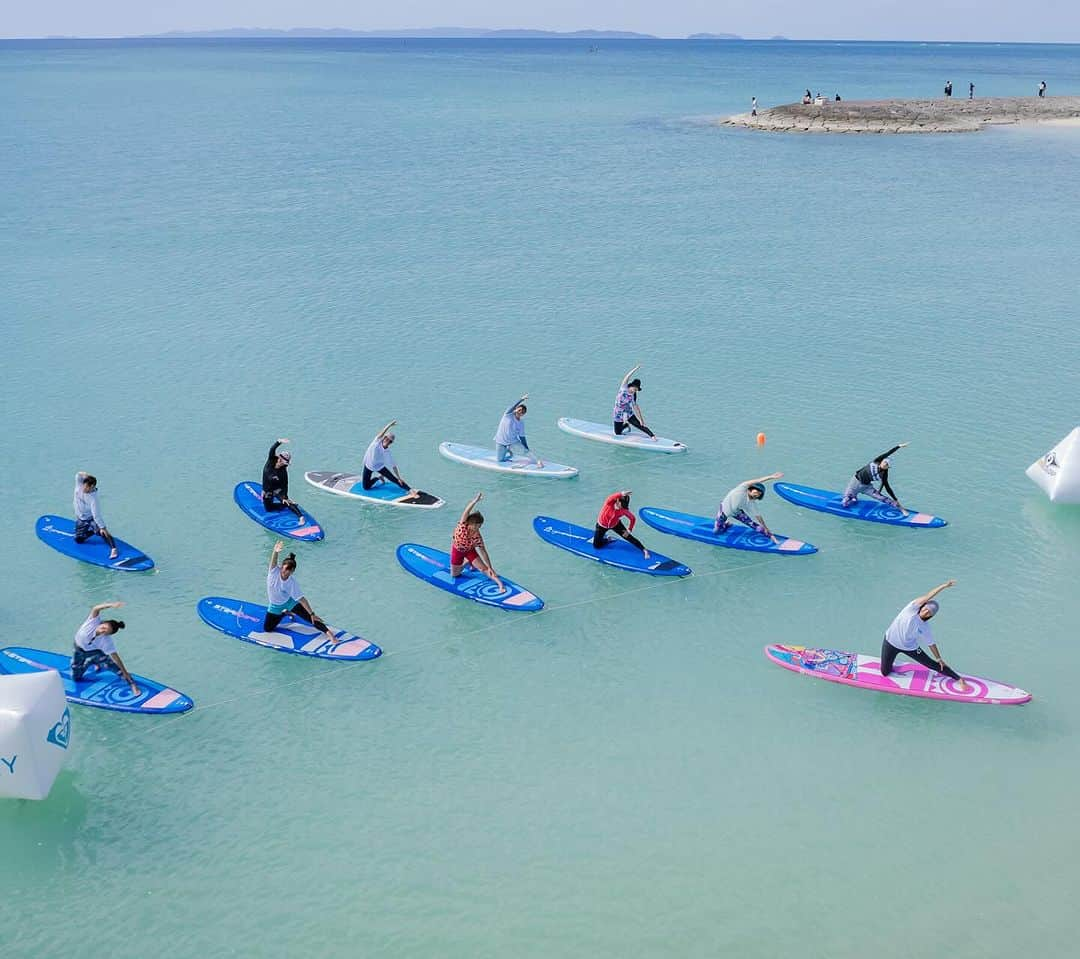 田中律子さんのインスタグラム写真 - (田中律子Instagram)「『CHURAUMI SUPRUN byプロラボ琉球』　🏄🏃‍♀️🌞 @estheprolabo_okinawa  @estheprolabo_official   SUPRUNレース中のみんなの頑張ってる姿を撮った写真が公式Facebookページにアップ⤴️されてまーす📷 チェックして✅欲しい写真をDLして下さいねーー‼️  SUPYOGAレッスンに参加してくれたみなさま、ありがとうございましたー🏄🧘‍♂️  写真をSNSでシェアする際は、こちらのタグ付け#もお願いしまーす🫡  @churaumi_suprun ⬅️こちらもフォローお願いします🙏 📷　@atsuhisa_photo   #churaumisuprun2023  #churaumisuprun  #sup #suprun  #bigsup  #supyoga  #日本サップヨガ協会  #estheprolabo  #ワークショップ  #フードカー」12月3日 11時31分 - ri2kotanaka