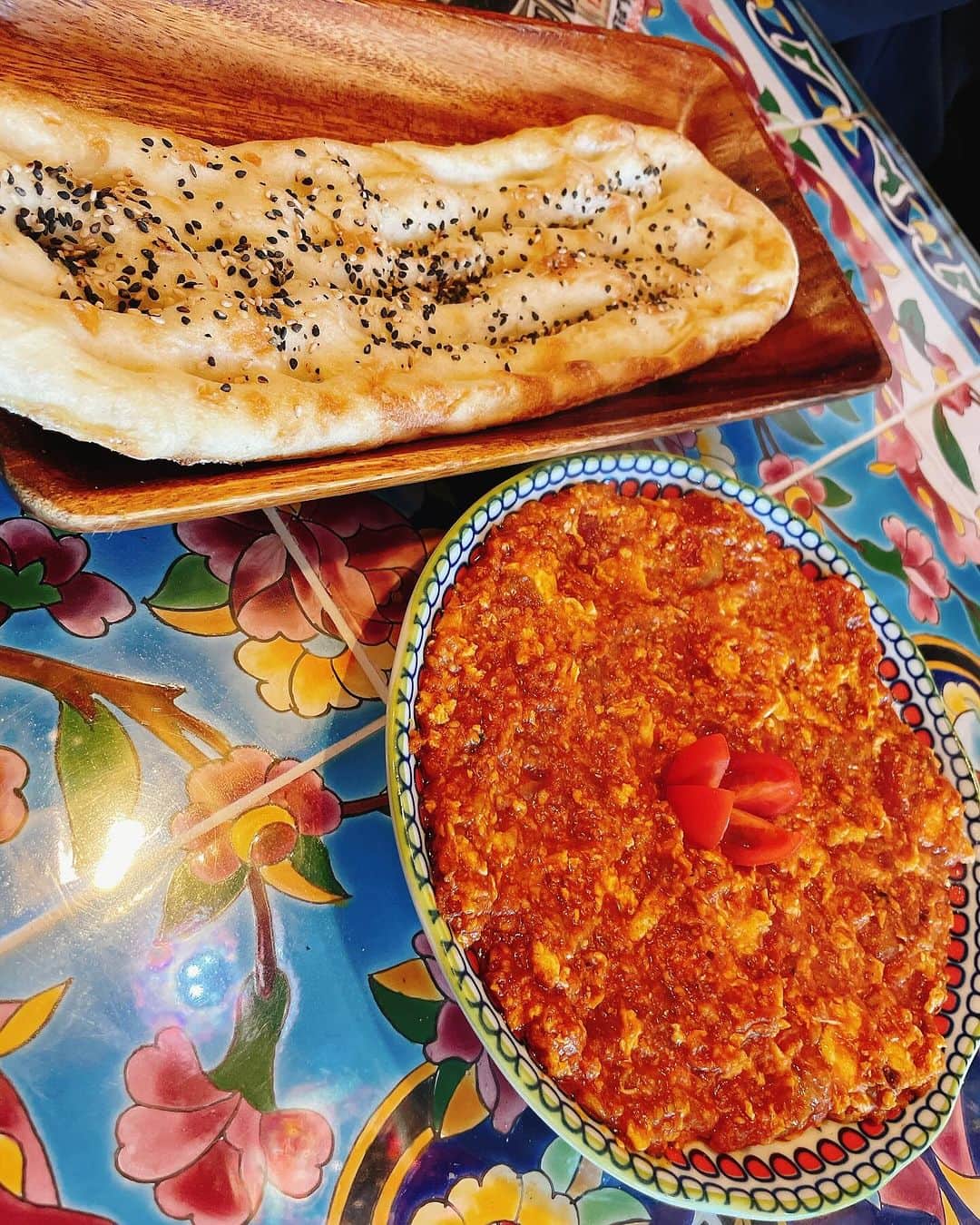千葉真由佳さんのインスタグラム写真 - (千葉真由佳Instagram)「お久しぶりの3人でランチ🍴 初めてトルコ料理を食べに行きました✨ (@akogare.kanai 🤍) (@miyuki.kamai 🩷)  食器がカラフルで見ているだけで元気になるし 内装も美しい...🤤  そしてどのメニューも美味しかった〜🥹❣️ ガッツリ食べたあとは 野菜のスムージーで〆🤗  いろんな国の料理食べてみたいなぁ🍴 みなさんはどこの国の料理がお好きですかー？  #トルコ料理#ペルシャ料理 #自由が丘ランチ  #サバラン#東京グルメ  #yaoyano#instalike」12月3日 11時41分 - mayuka.chiba