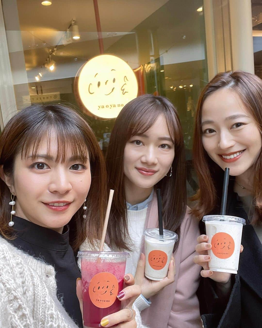 千葉真由佳のインスタグラム：「お久しぶりの3人でランチ🍴 初めてトルコ料理を食べに行きました✨ (@akogare.kanai 🤍) (@miyuki.kamai 🩷)  食器がカラフルで見ているだけで元気になるし 内装も美しい...🤤  そしてどのメニューも美味しかった〜🥹❣️ ガッツリ食べたあとは 野菜のスムージーで〆🤗  いろんな国の料理食べてみたいなぁ🍴 みなさんはどこの国の料理がお好きですかー？  #トルコ料理#ペルシャ料理 #自由が丘ランチ  #サバラン#東京グルメ  #yaoyano#instalike」