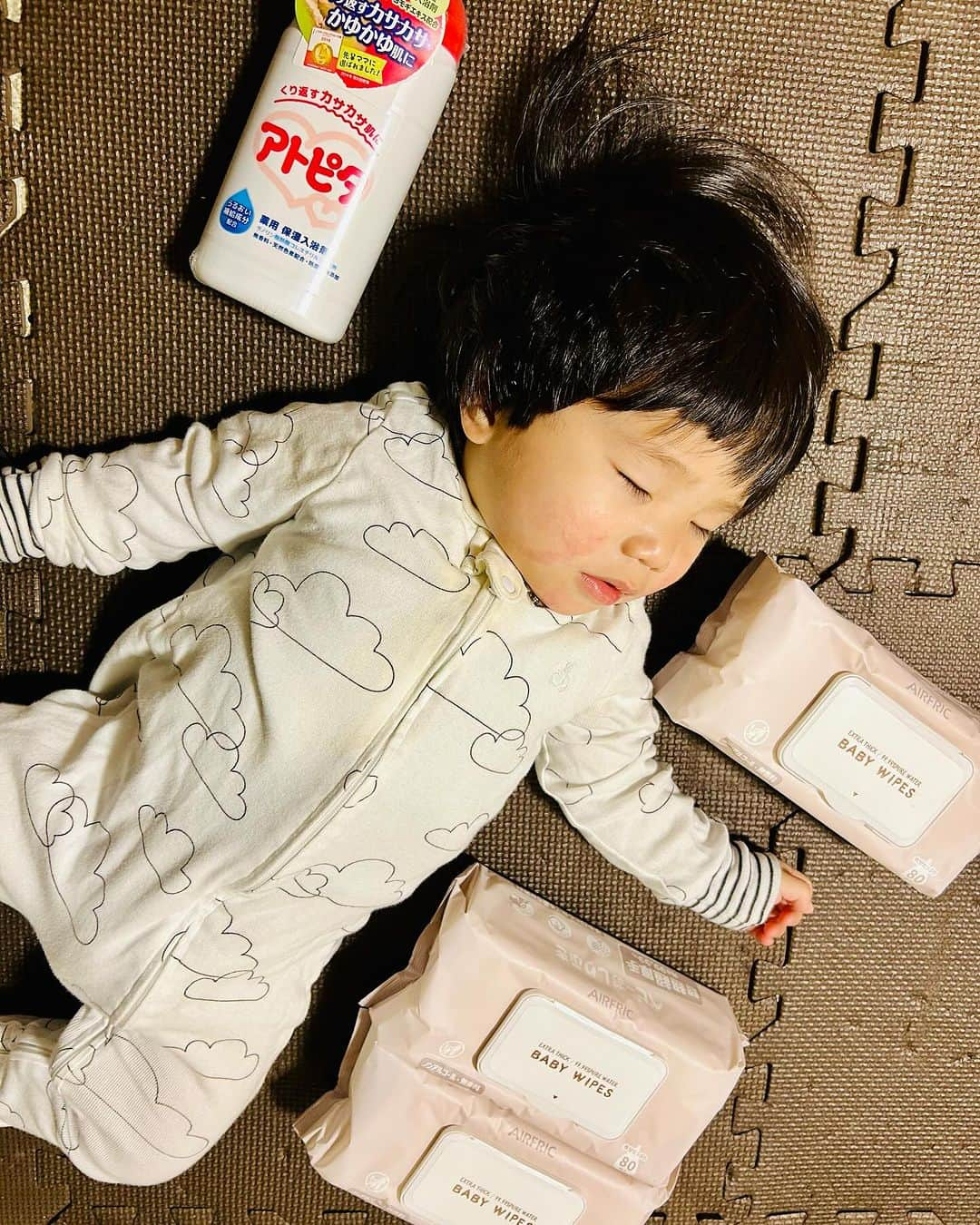 世手子さんのインスタグラム写真 - (世手子Instagram)「#PR  One-year-old child who drinks and eats well🍼🤣 The consumption of butt wipes is huge🤣🤣🤣 Best thick and easy-to-use butt wipe🍑👏 @airfric_official  #おしりふき #超厚手 #無添加 #大判 #蓋付き #育児 #掃除 #airfric とても便利（＾_＾）  超超超厚手なところが素晴らしい👍 一般的なおしりふきよりも約55％も厚み増し👏 赤ちゃんのお肌を一番に考えた無添加で優しいおしりふきって最強だね╰(*´︶`*)╯♡  超厚手で手に汚れが染みこみにくく丈夫で破れにくいのご特徴の大判シートo(^-^)o 無添加で安心(=´∀｀) お掃除にも役立つ便利さ(*^^*) 年末に嬉しい(๑>◡<๑)  #アトピタ #アトピタ #入浴剤 #ベビースキンケア #保湿 で湯上がりも乾燥しない（＾ω＾） #monipla #tampei_fan」12月3日 11時34分 - rojide