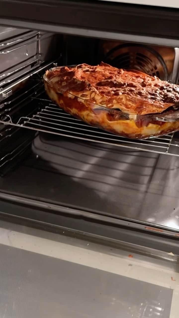 SANDRA KUBICKAのインスタグラム：「Kto uwielbia lasagne tak jak ja ręką w górę? 🙋🏼‍♀️ Chcecie przepis z płynącym bechamelem ? 🤤🤌🏻 Tego przepisu akurat nauczyła mnie babcia moich znajomych z Włoch w wersji mięsnej ale dziś odtworzyłam z „wege mięskiem” 🤩 oczywiście wystarczy zamienić jeden składnik, smakuje obłędnie i tak i tak!」