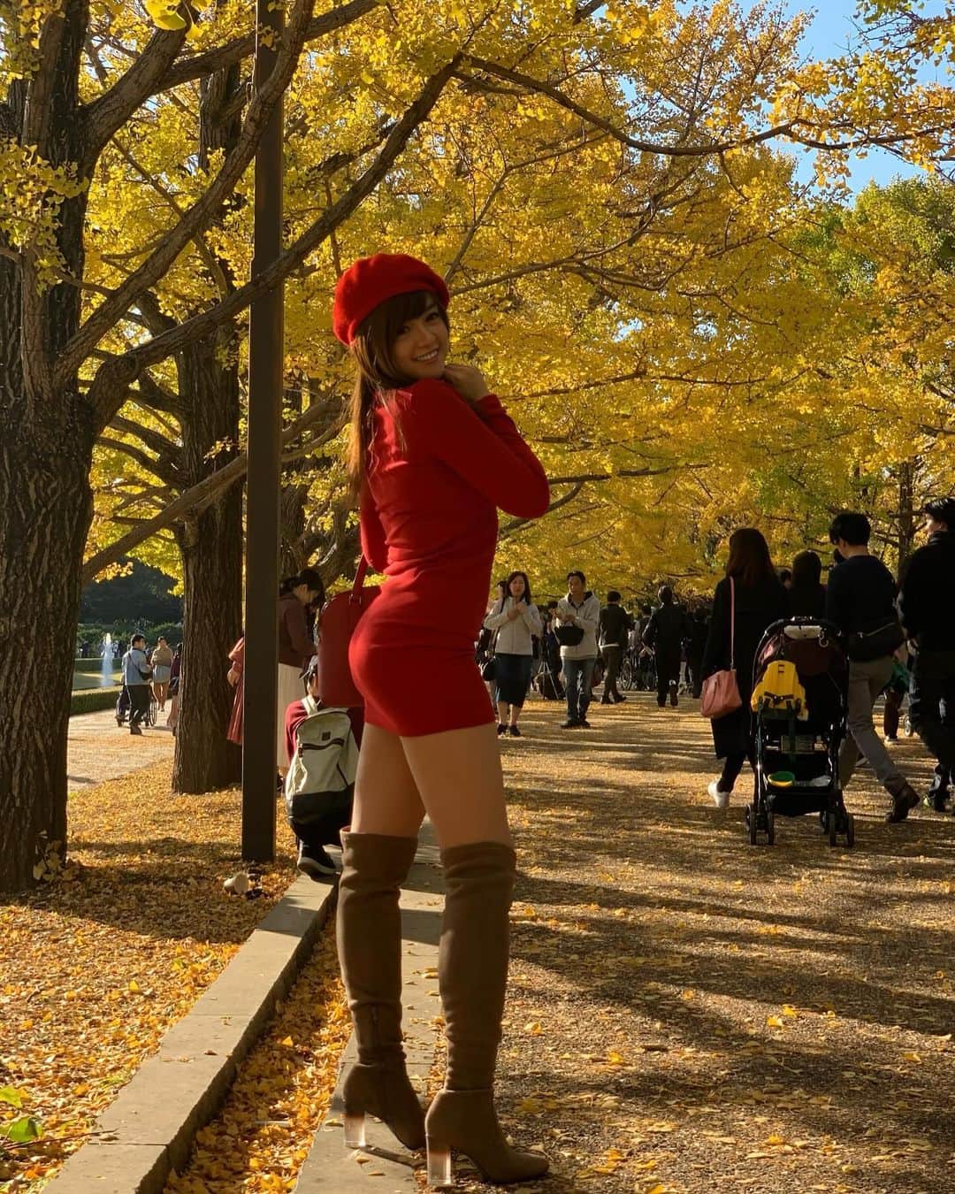 堀ジーンのインスタグラム：「紅葉+ 赤服コデー❤️」