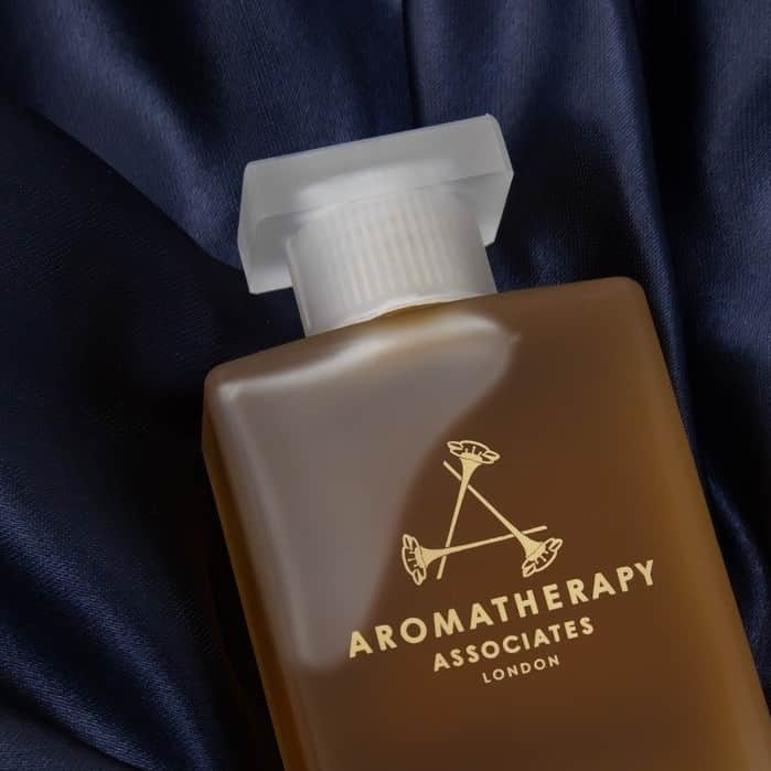 アロマセラピーアソシエイツのインスタグラム：「Don't miss out on our extended Black Friday Sale ✨ with 25% off of your favorite products, it's the perfect time to stock up or do some Christmas shopping ✨💙  #AromatherapyAssociates #balckfriday #wellnesswonderland #bathandshoweroils #essentialoils #aromatherapy」