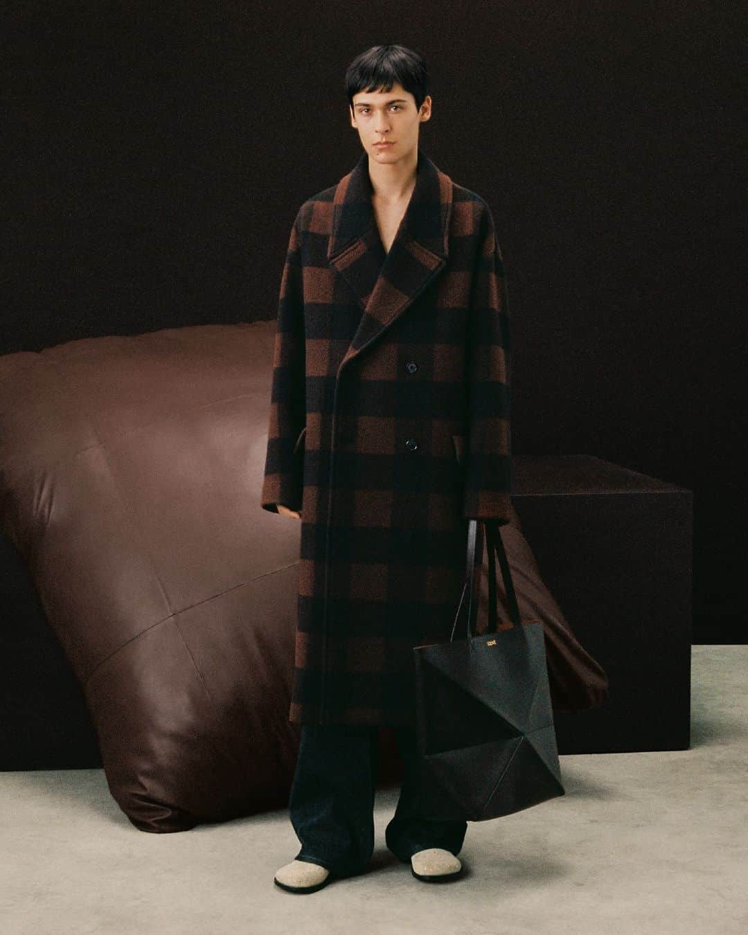 Loeweのインスタグラム：「Spring Summer 2024 men's collection.  See the collection on loewe.com   #LOEWE #LOEWEgifts」