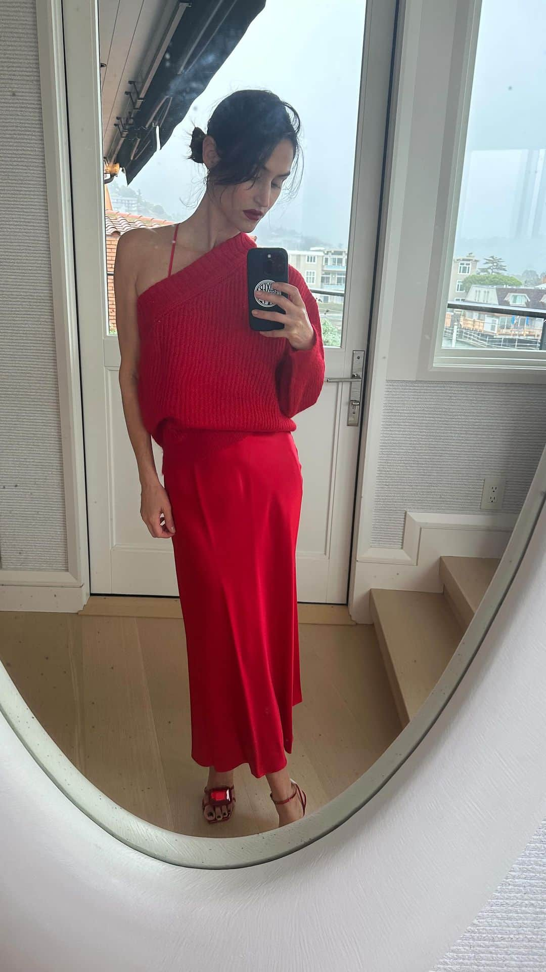 ダニジョーのインスタグラム：「Coming in red hot 👄 Get Holiday Ready with Danni 🛍️」