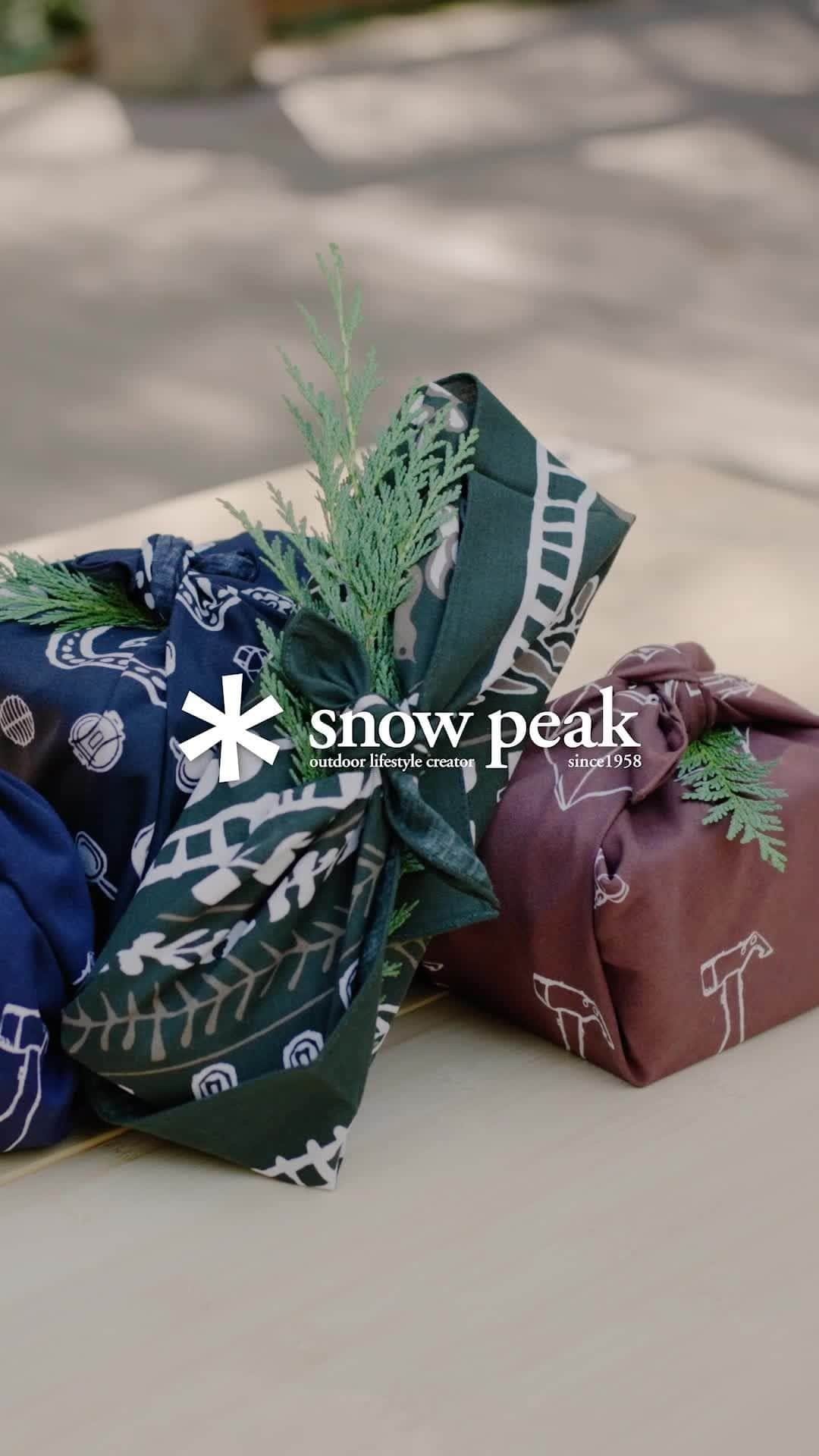 Snow Peak USAのインスタグラム：「Gift wrapping season is upon us! We're bringing back our furoshiki demonstration to help you add a thoughtful touch to your presents. Use one of our Organic Cotton Bandanas or another cloth of your choosing, then accessorize with seasonal clippings 🎁」